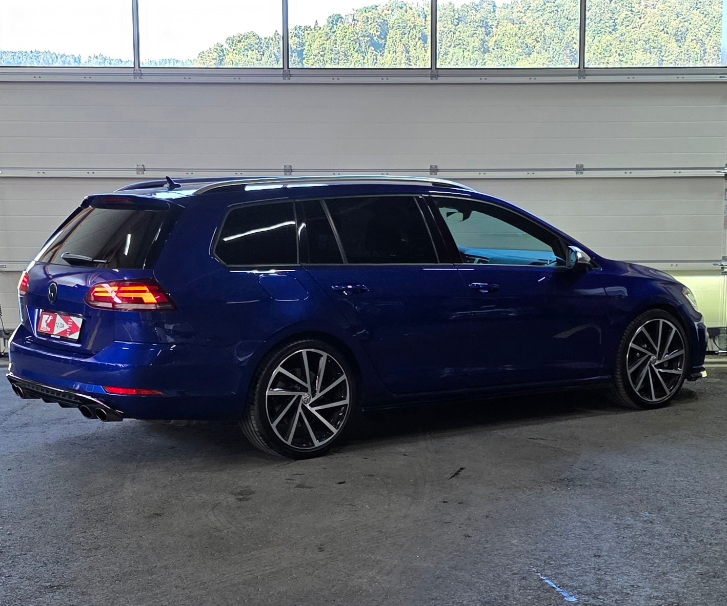 VW Golf Variant 2.0 TSI R 4Motion DSG-image-4