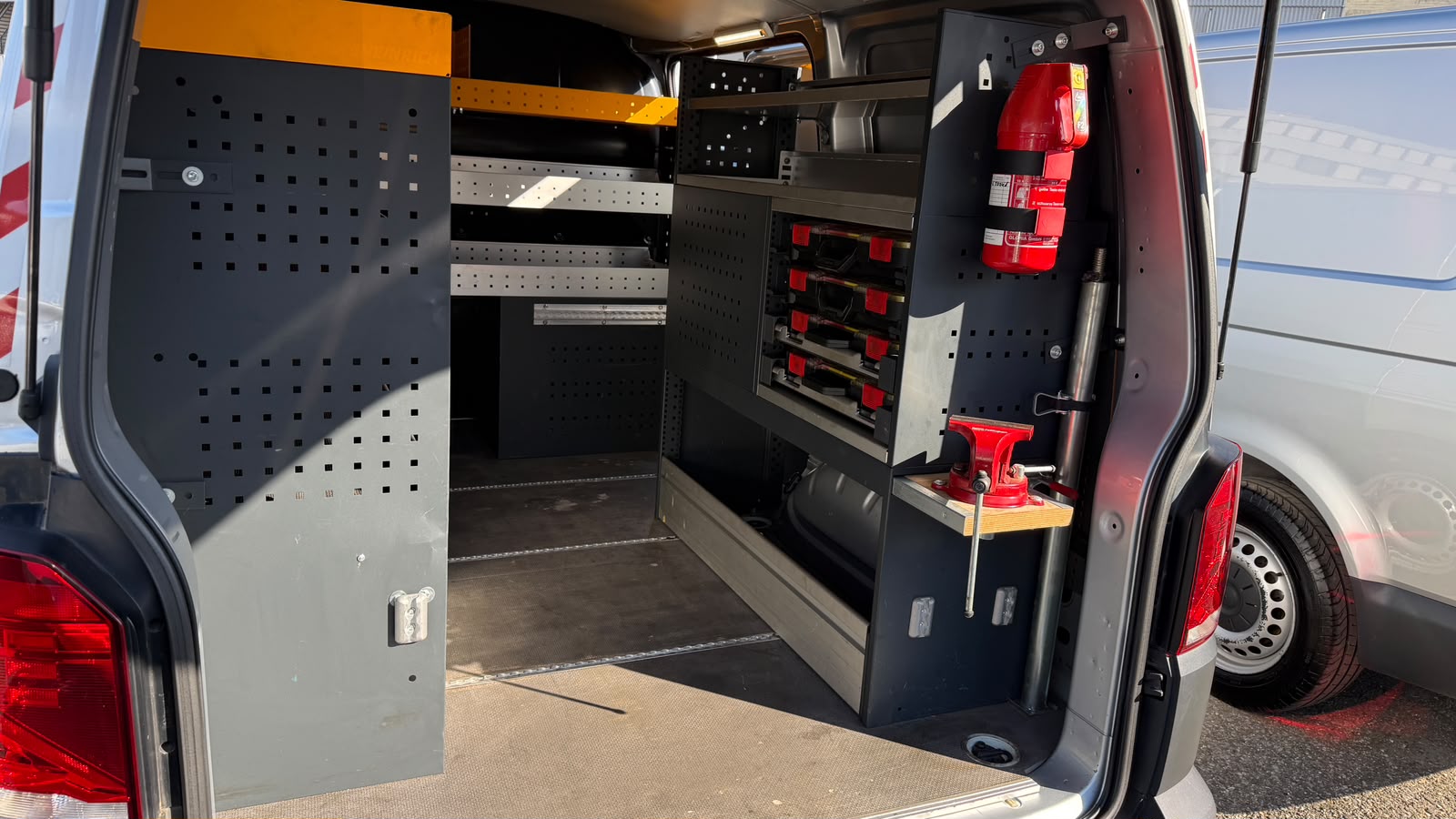 VW T6.1 2.0 TDI EINBAU-SCHRÄNKE!!!-image-25