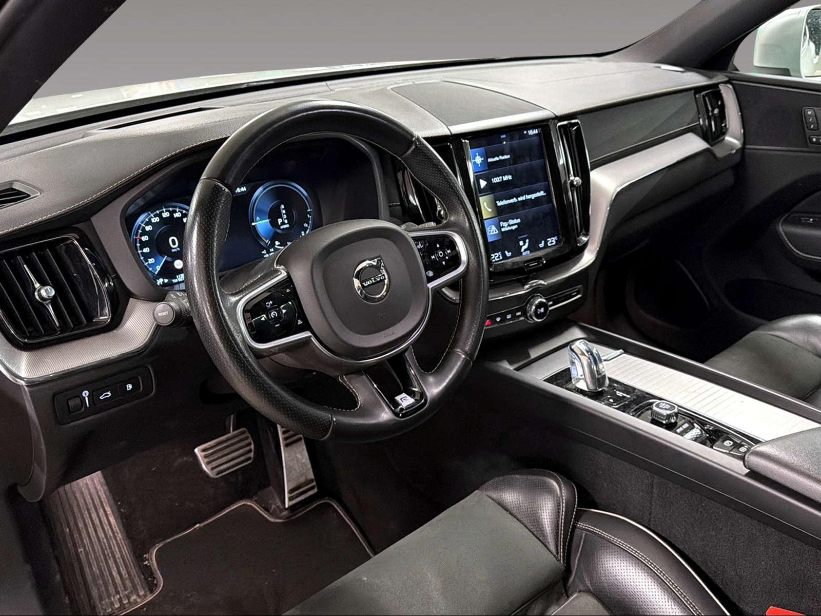 VOLVO XC60 2.0 T8 TE R-Design eAWD-image-8