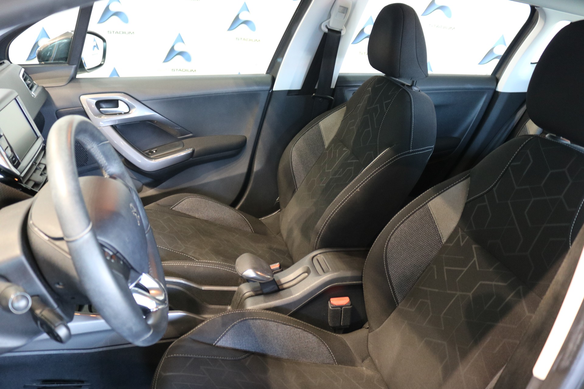 PEUGEOT 2008 1.2 PureTech Active-image-2