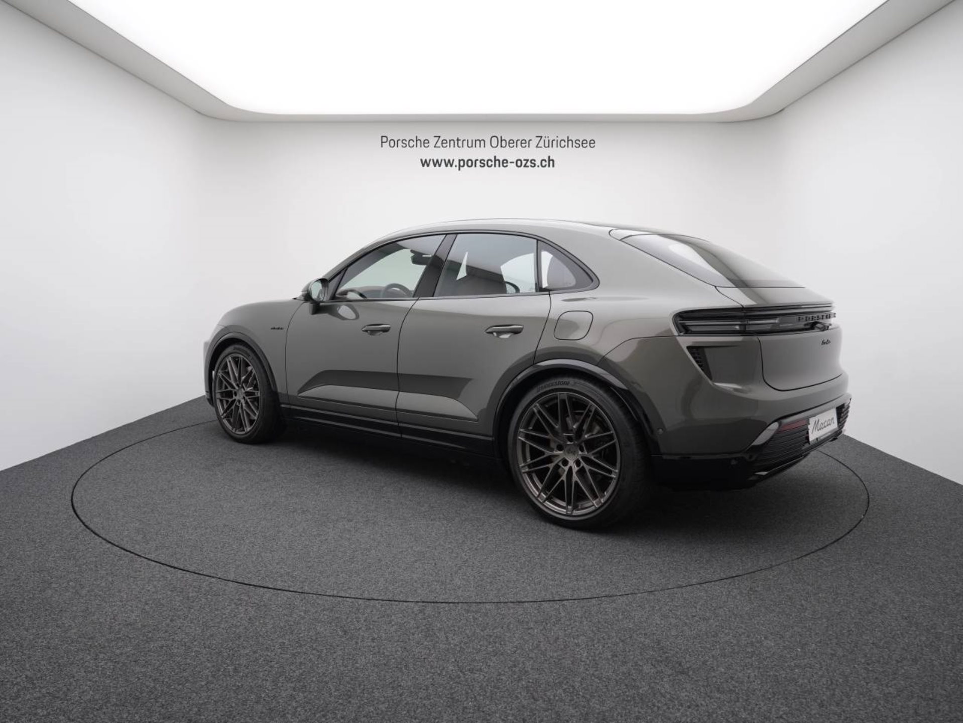 PORSCHE Macan Turbo-image-2