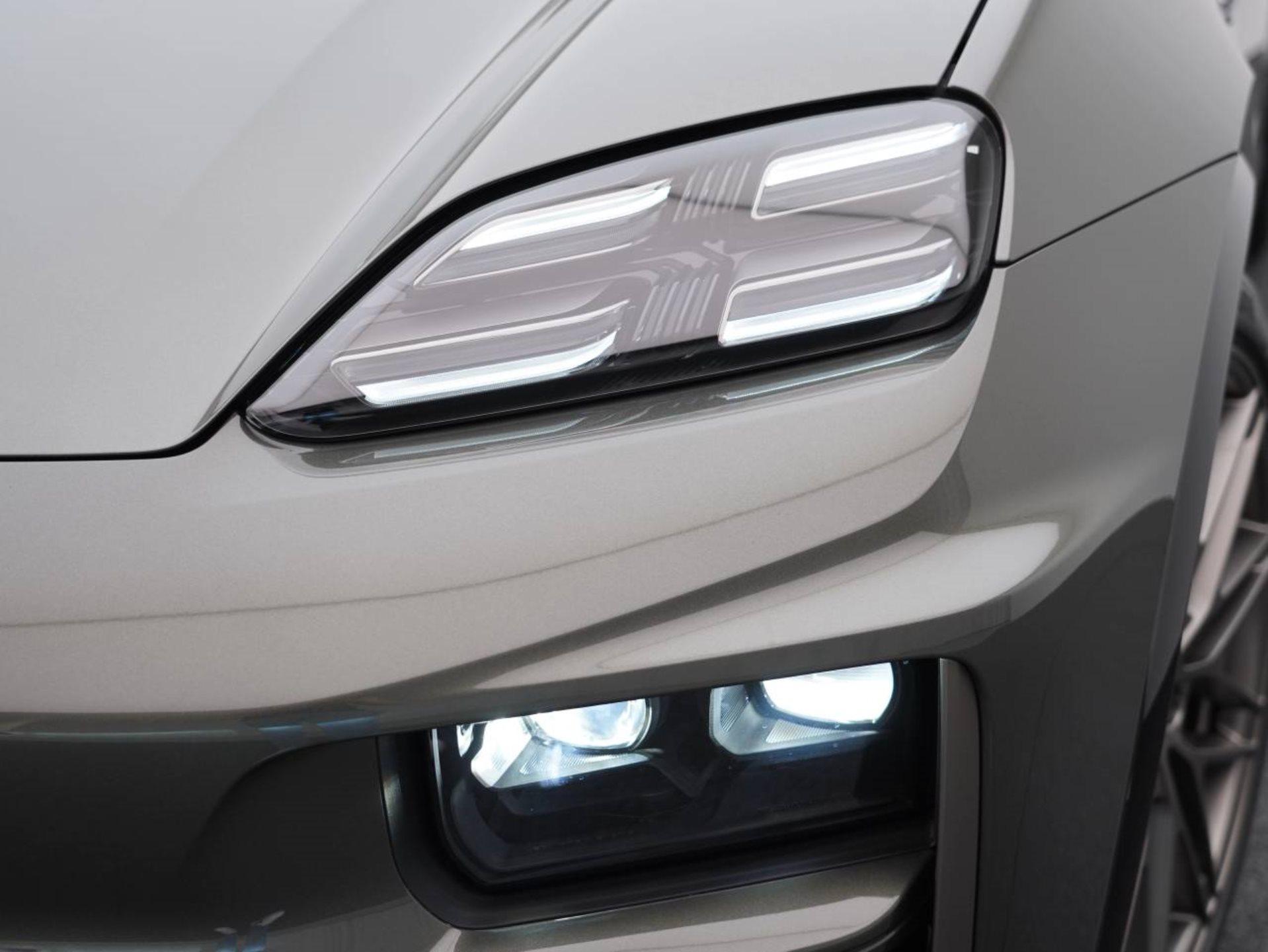 PORSCHE Macan Turbo-image-12