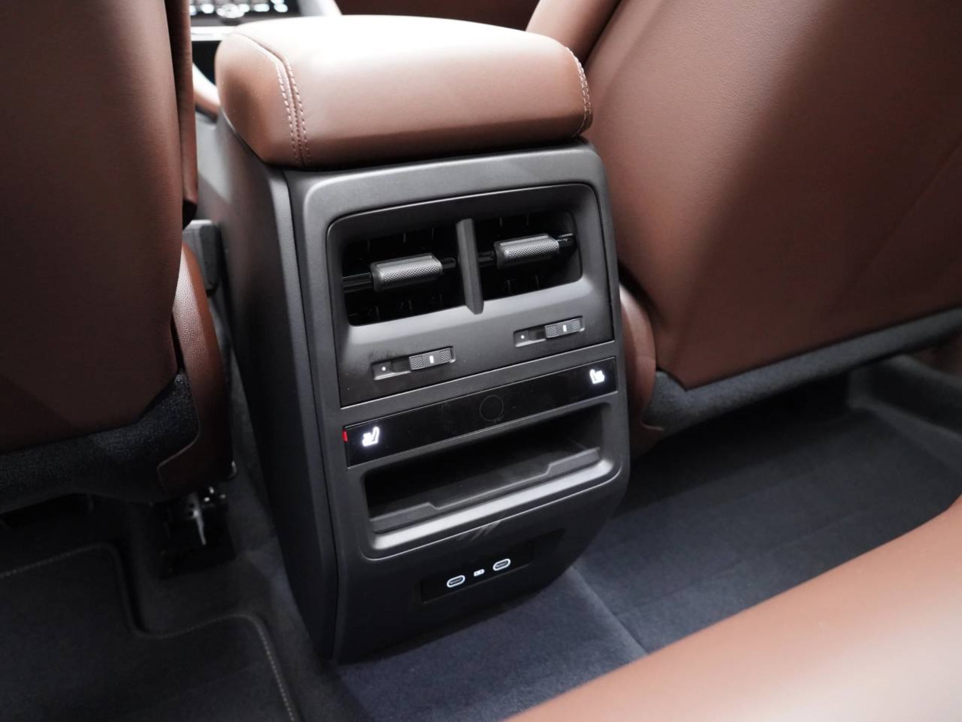 PORSCHE Macan Turbo-image-29