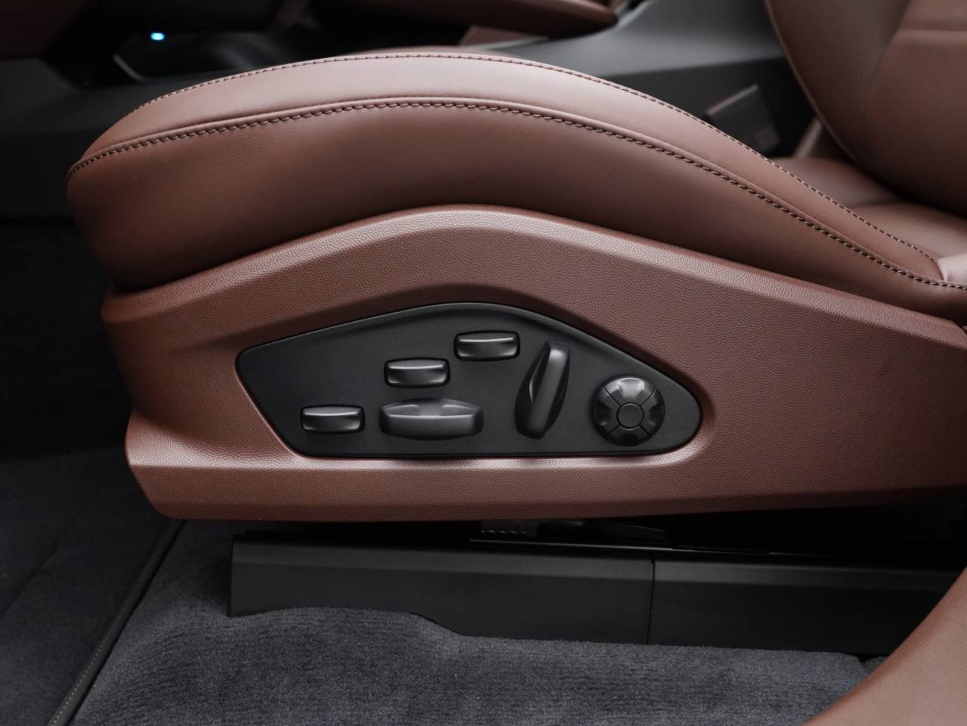 PORSCHE Macan Turbo-image-22