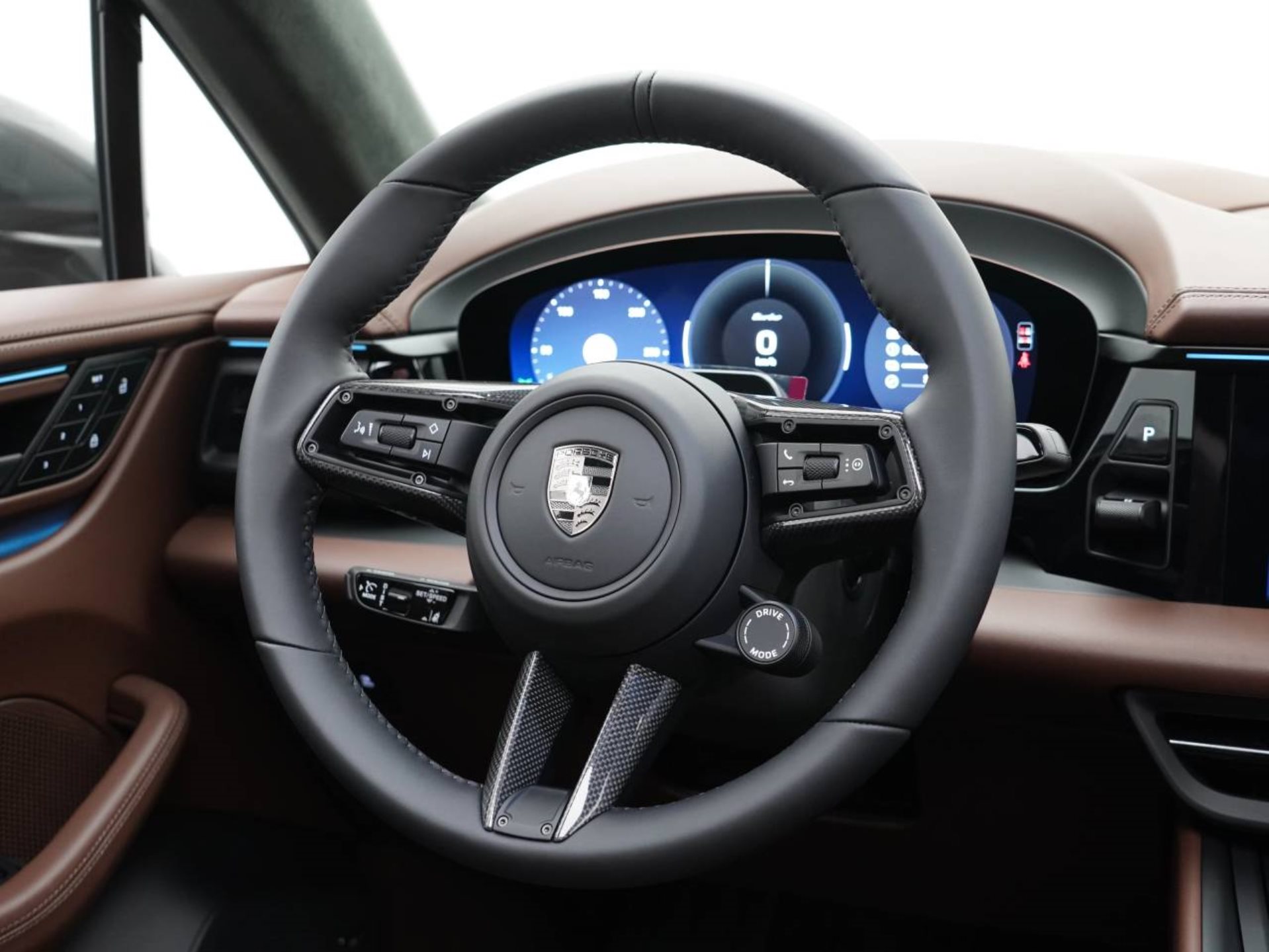 PORSCHE Macan Turbo-image-15