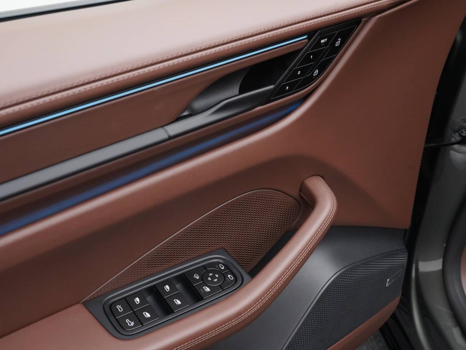PORSCHE Macan Turbo-image-21