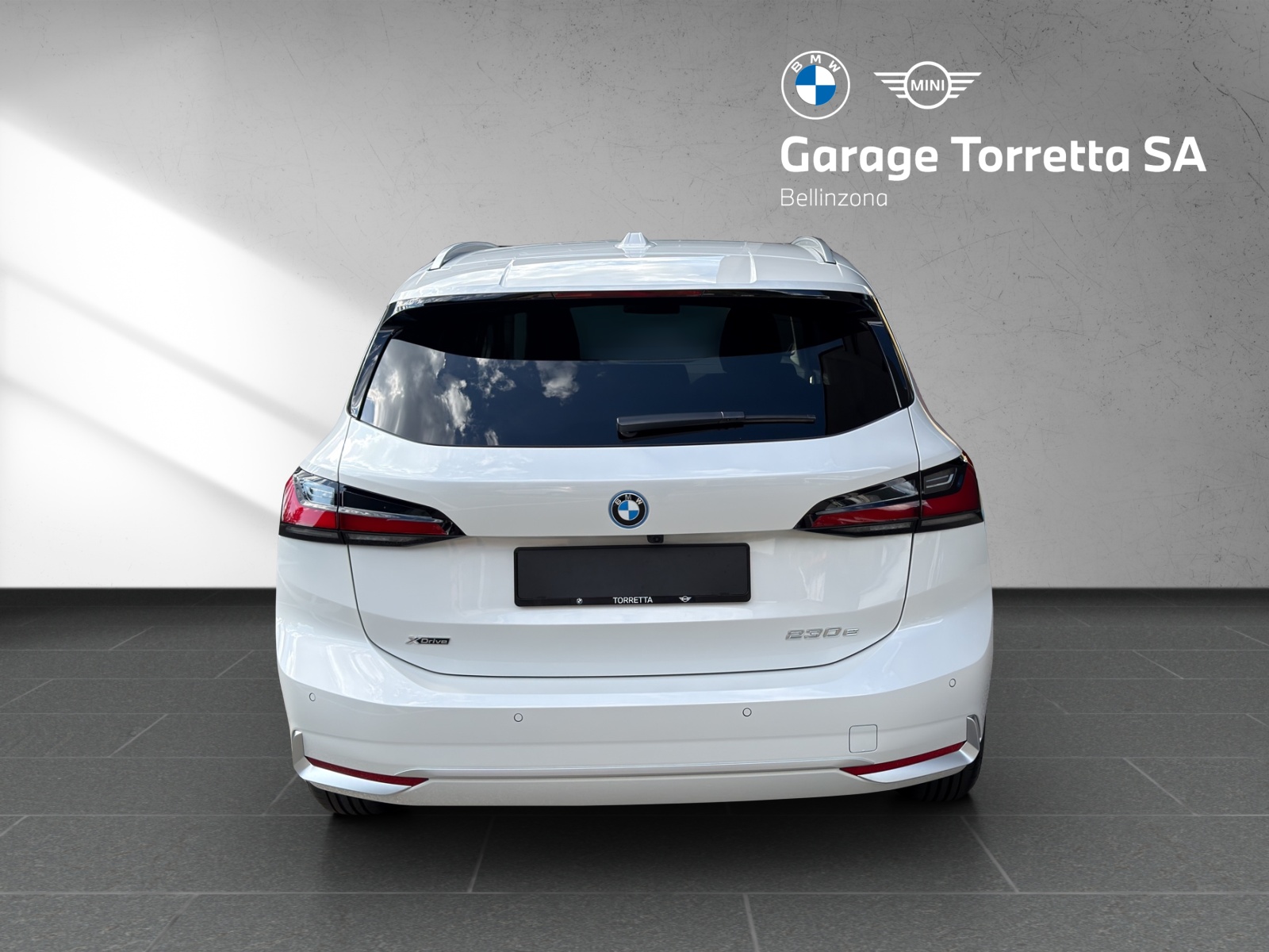 BMW 230e xDrive Active Tourer Luxury Line-showroom-element-3