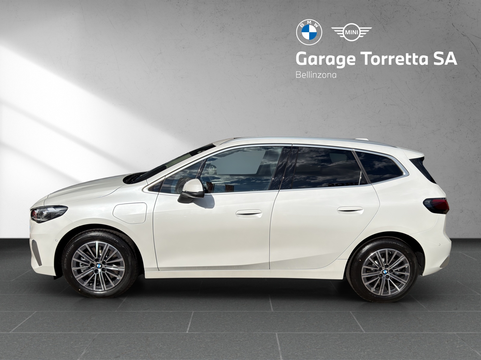 BMW 230e xDrive Active Tourer Luxury Line-showroom-element-1