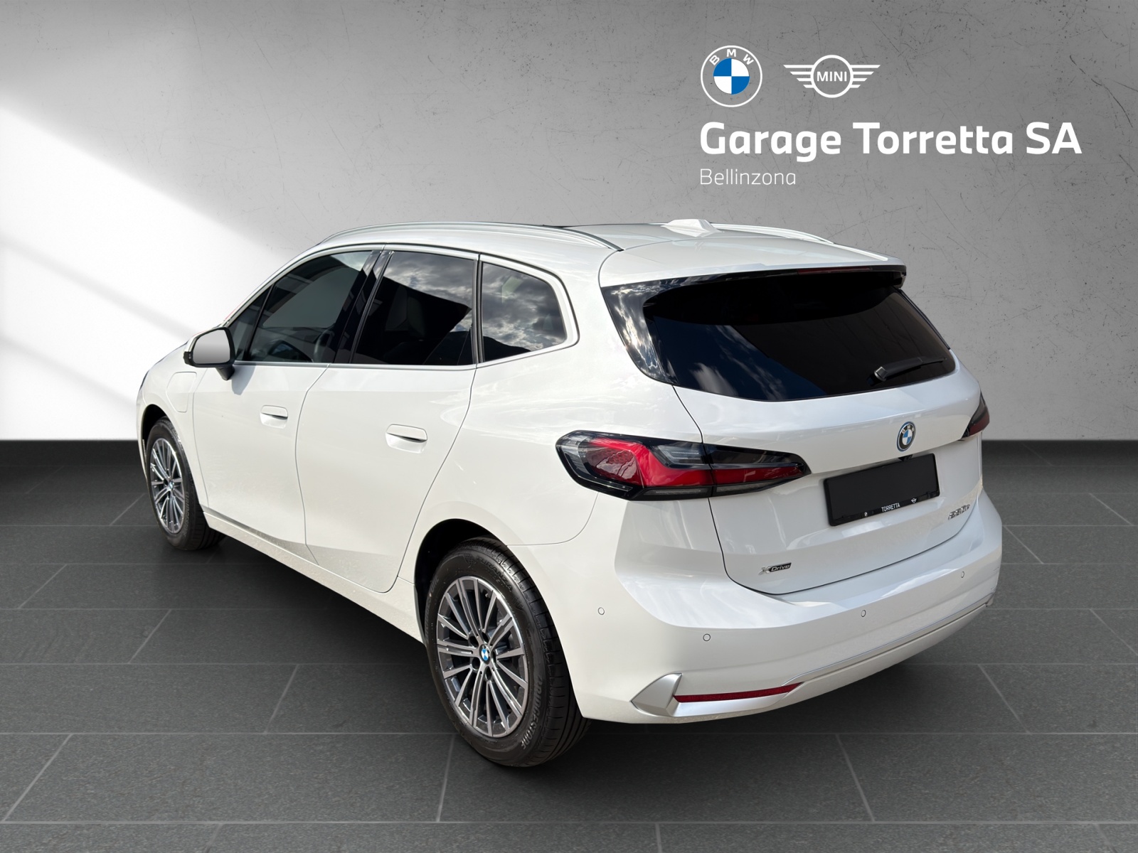 BMW 230e xDrive Active Tourer Luxury Line-showroom-element-2