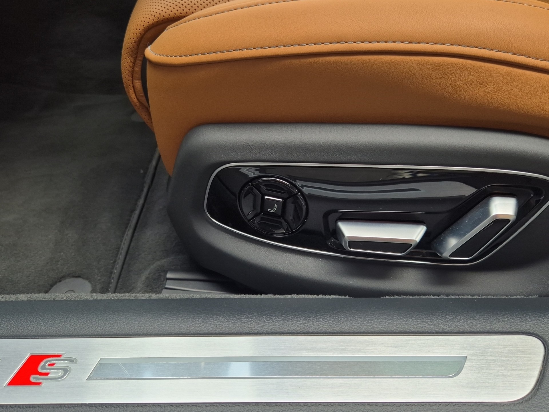 AUDI A8 60 L TFSI e quattro tiptronic-image-9