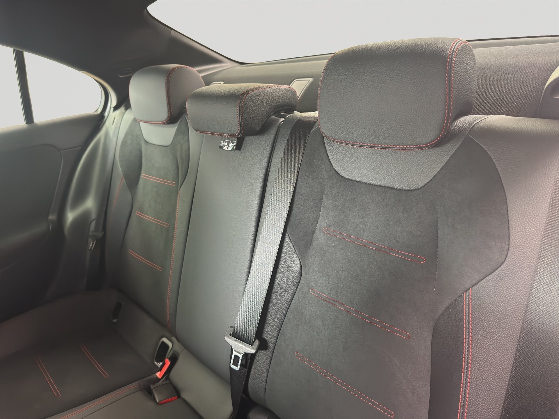 MERCEDES-BENZ A 200 7G-DCT AMG-LINE-image-11