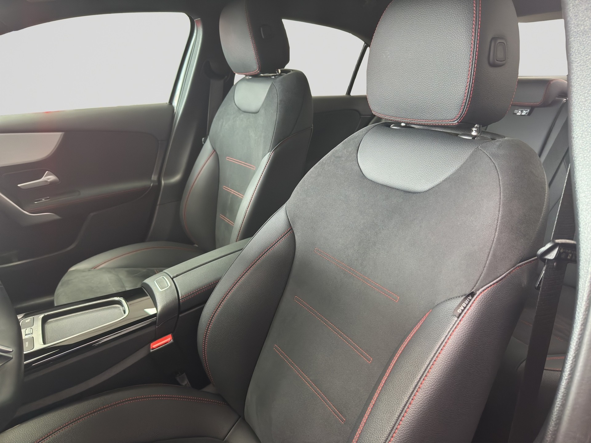 MERCEDES-BENZ A 200 7G-DCT AMG-LINE-image-9