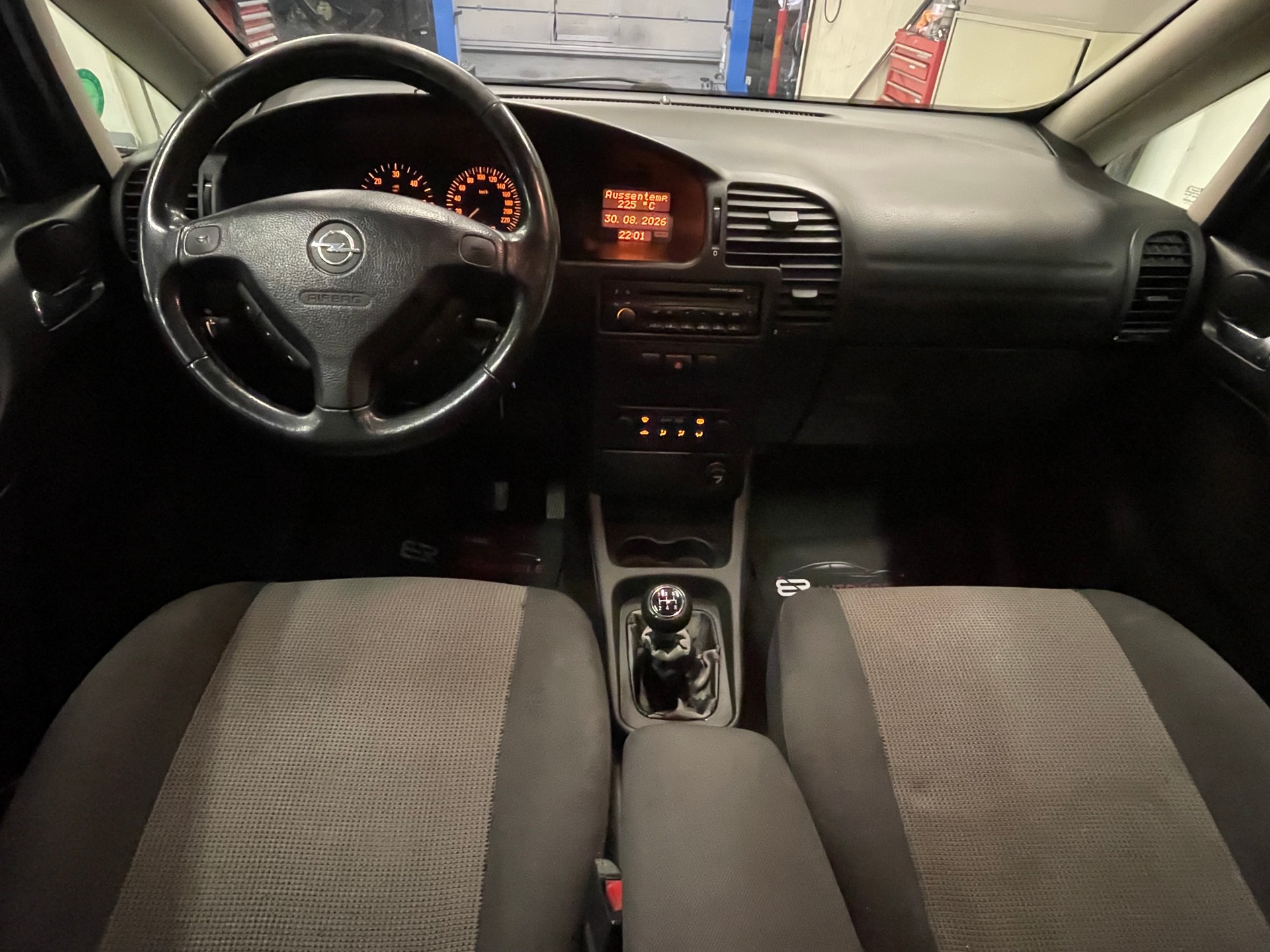 OPEL Zafira 2.2 DTi Edition 7-Plätze-image-9
