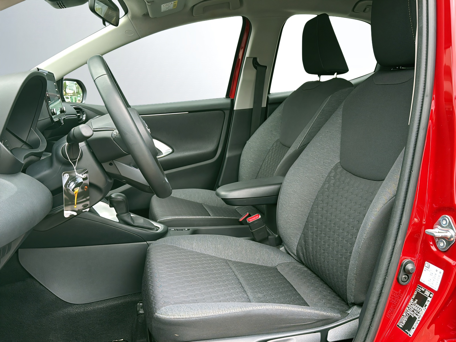 TOYOTA Yaris 1.5 Comfort e-CVT-image-3