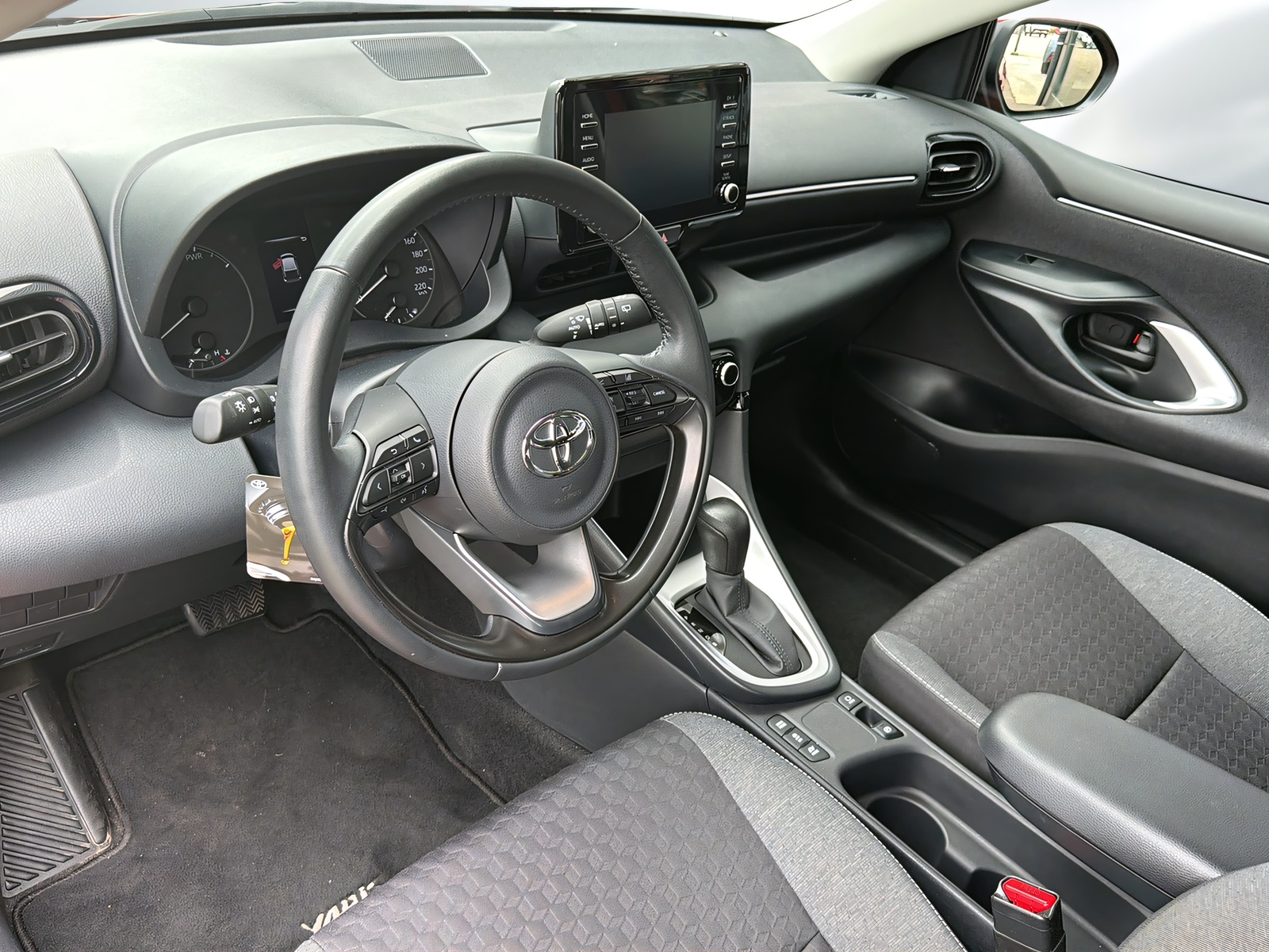 TOYOTA Yaris 1.5 Comfort e-CVT-image-4