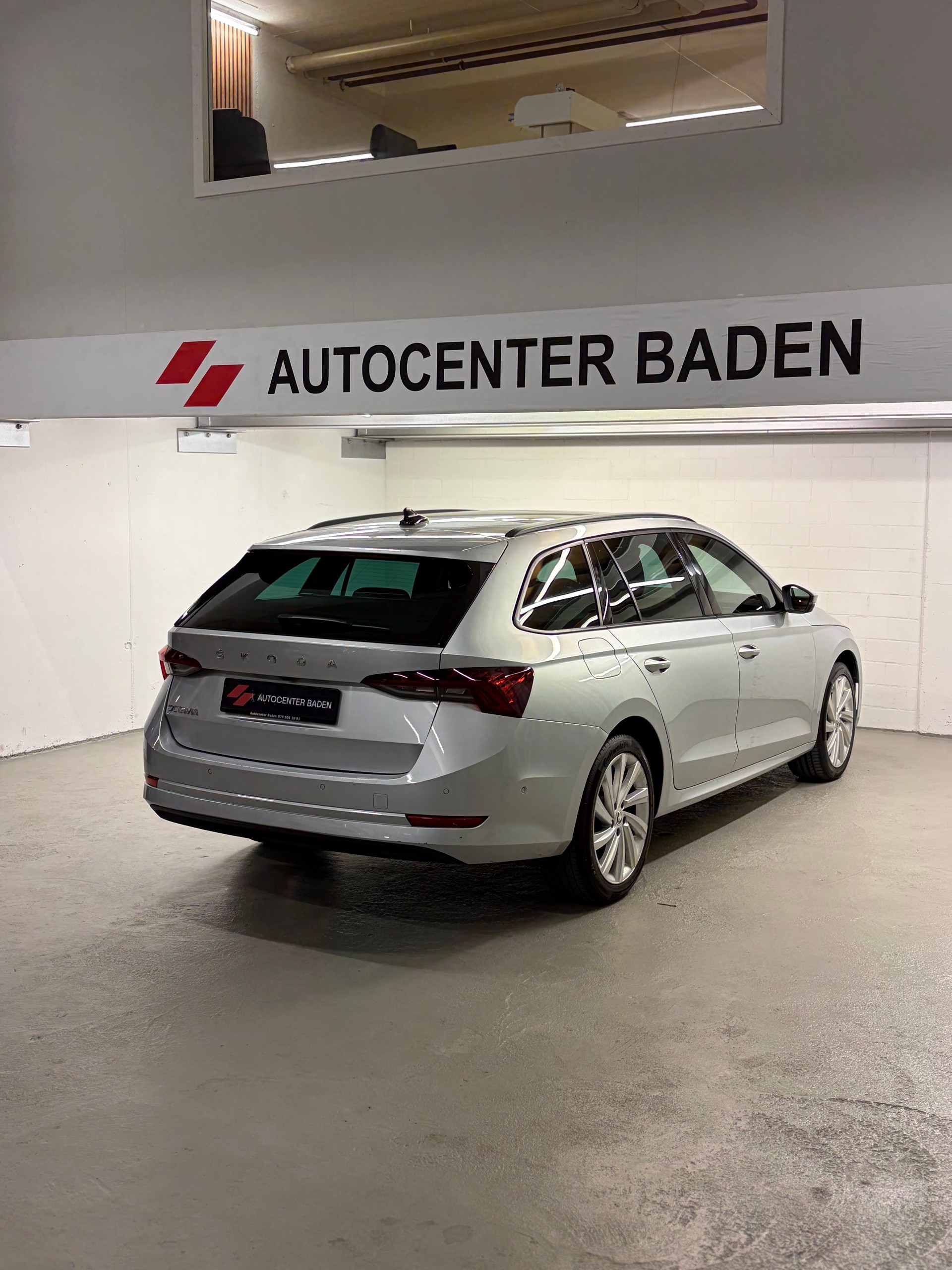 SKODA Octavia Combi 2.0 TDI DSG Style-showroom-element-3