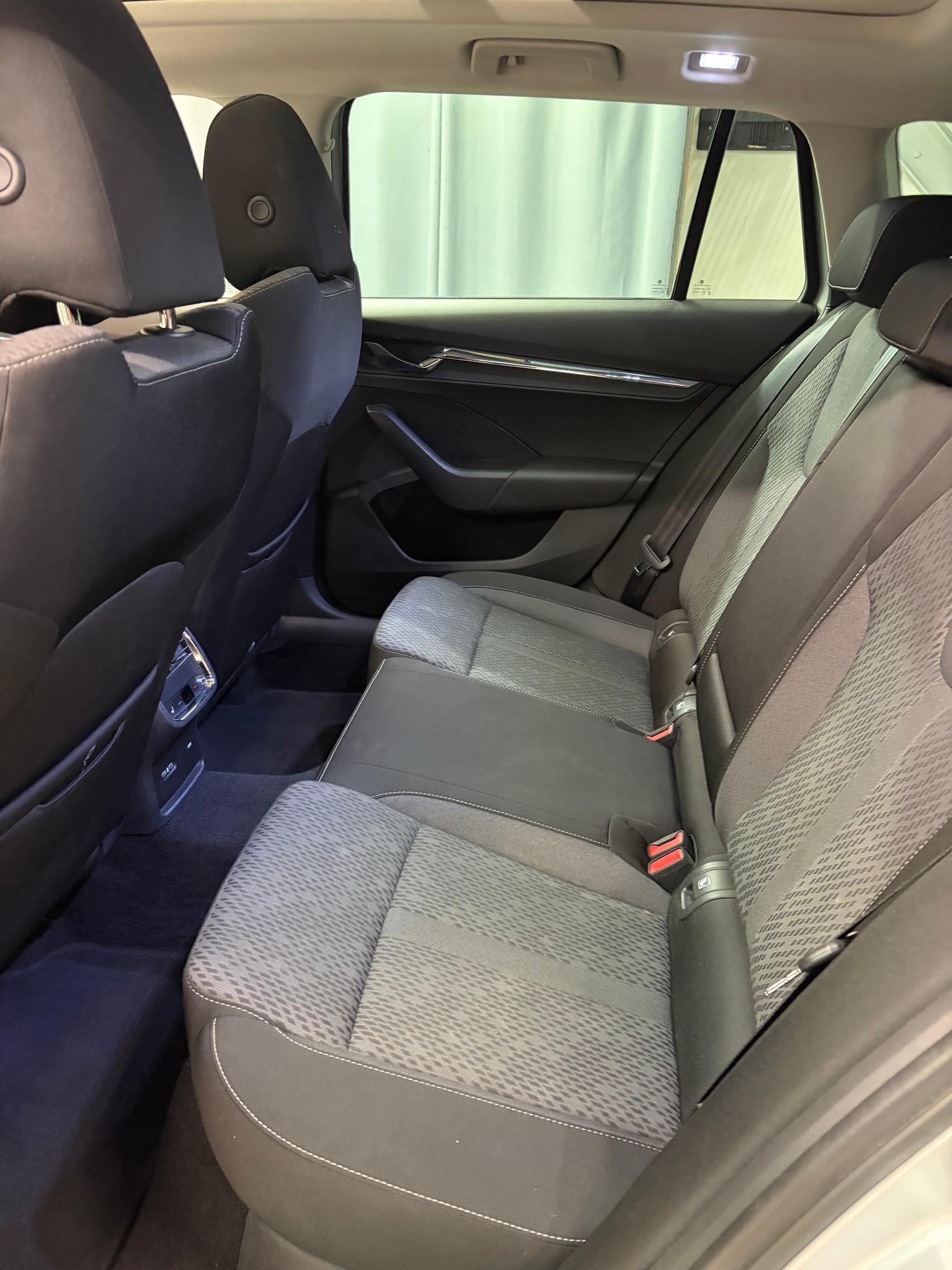 SKODA Octavia Combi 2.0 TDI DSG Style-image-13