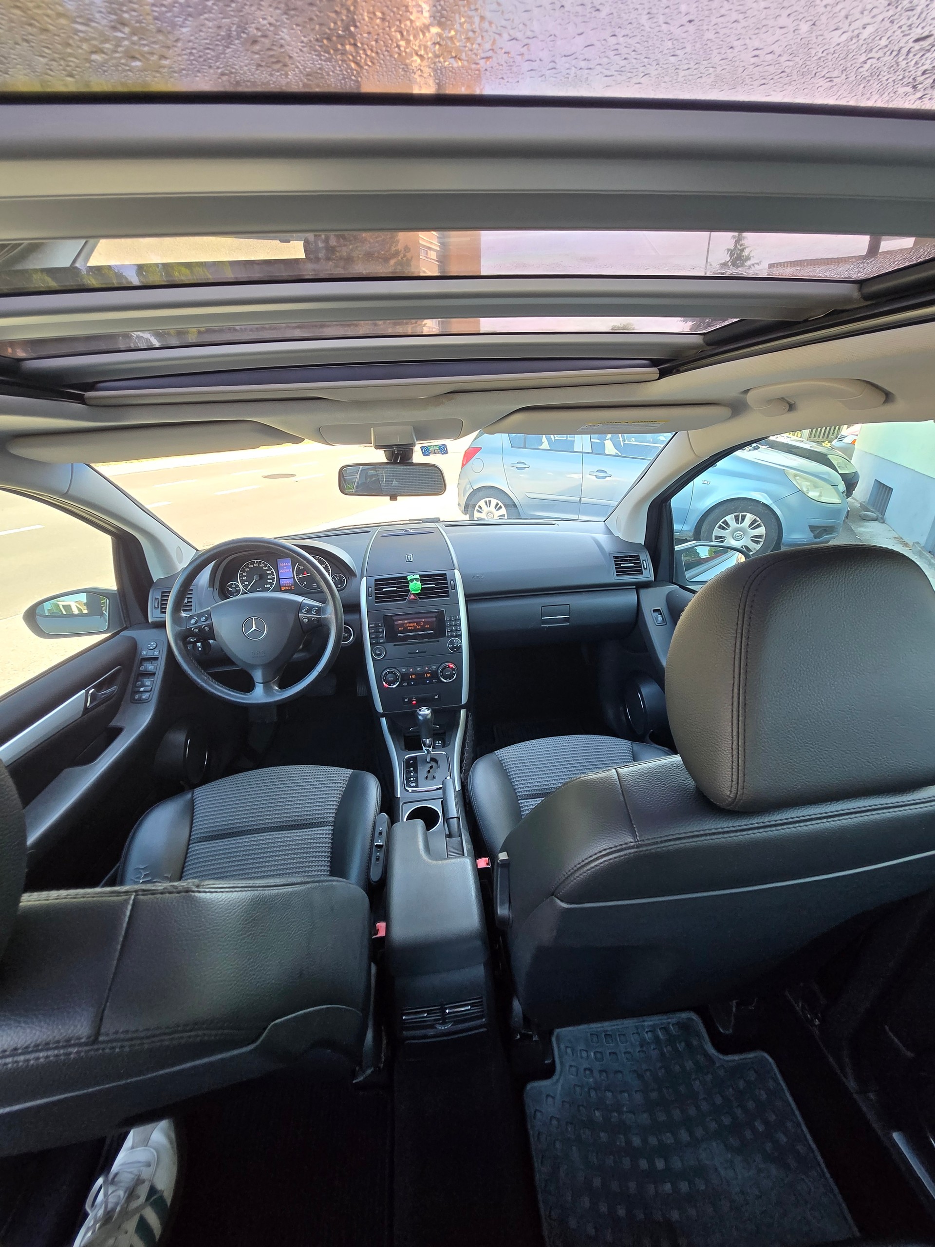 MERCEDES-BENZ A 200 Avantgarde-image-12