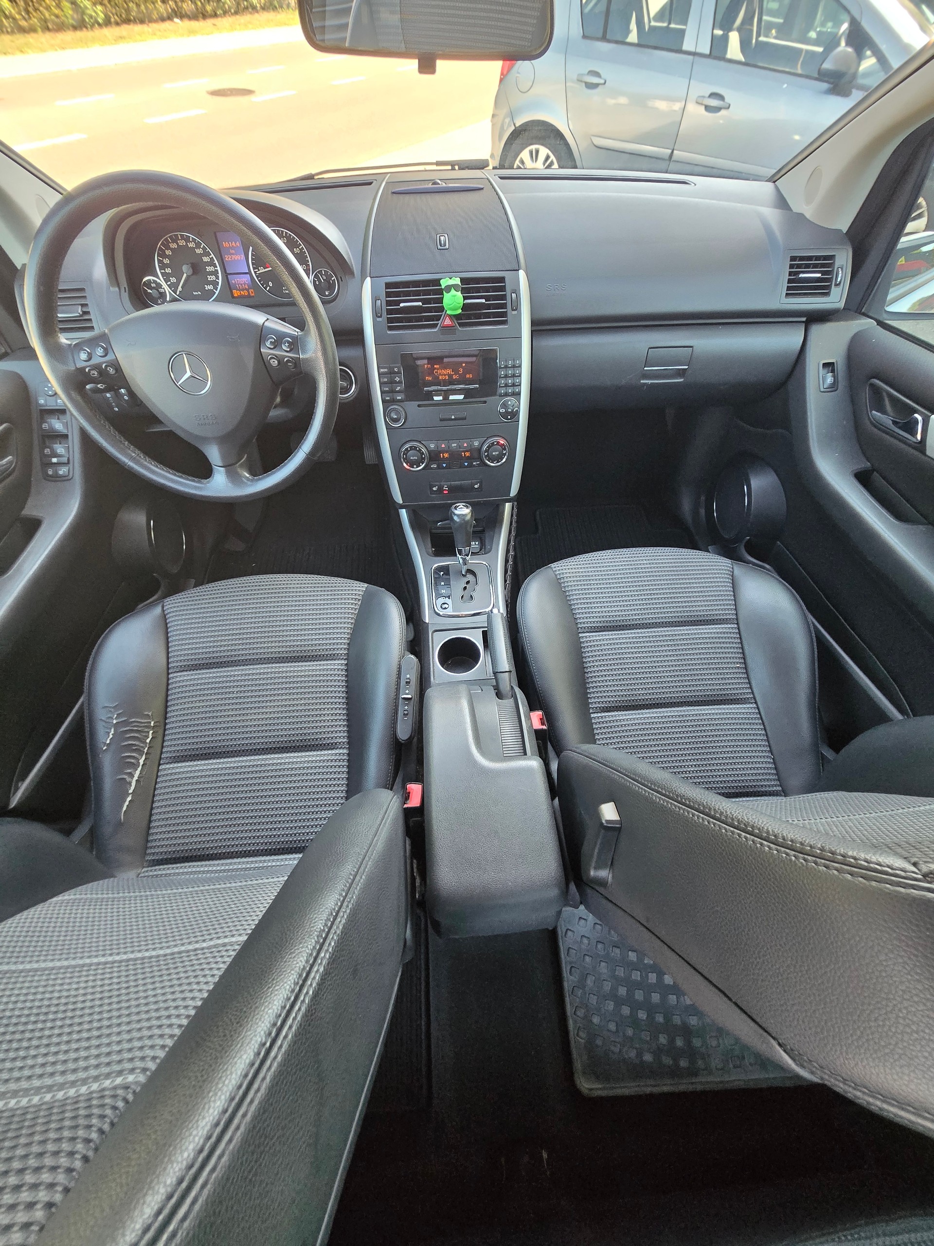 MERCEDES-BENZ A 200 Avantgarde-image-8