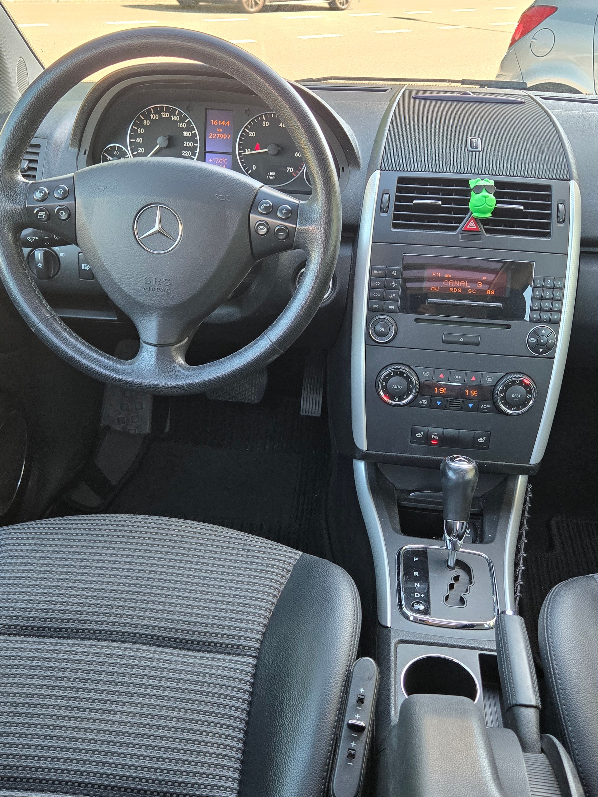 MERCEDES-BENZ A 200 Avantgarde-image-9