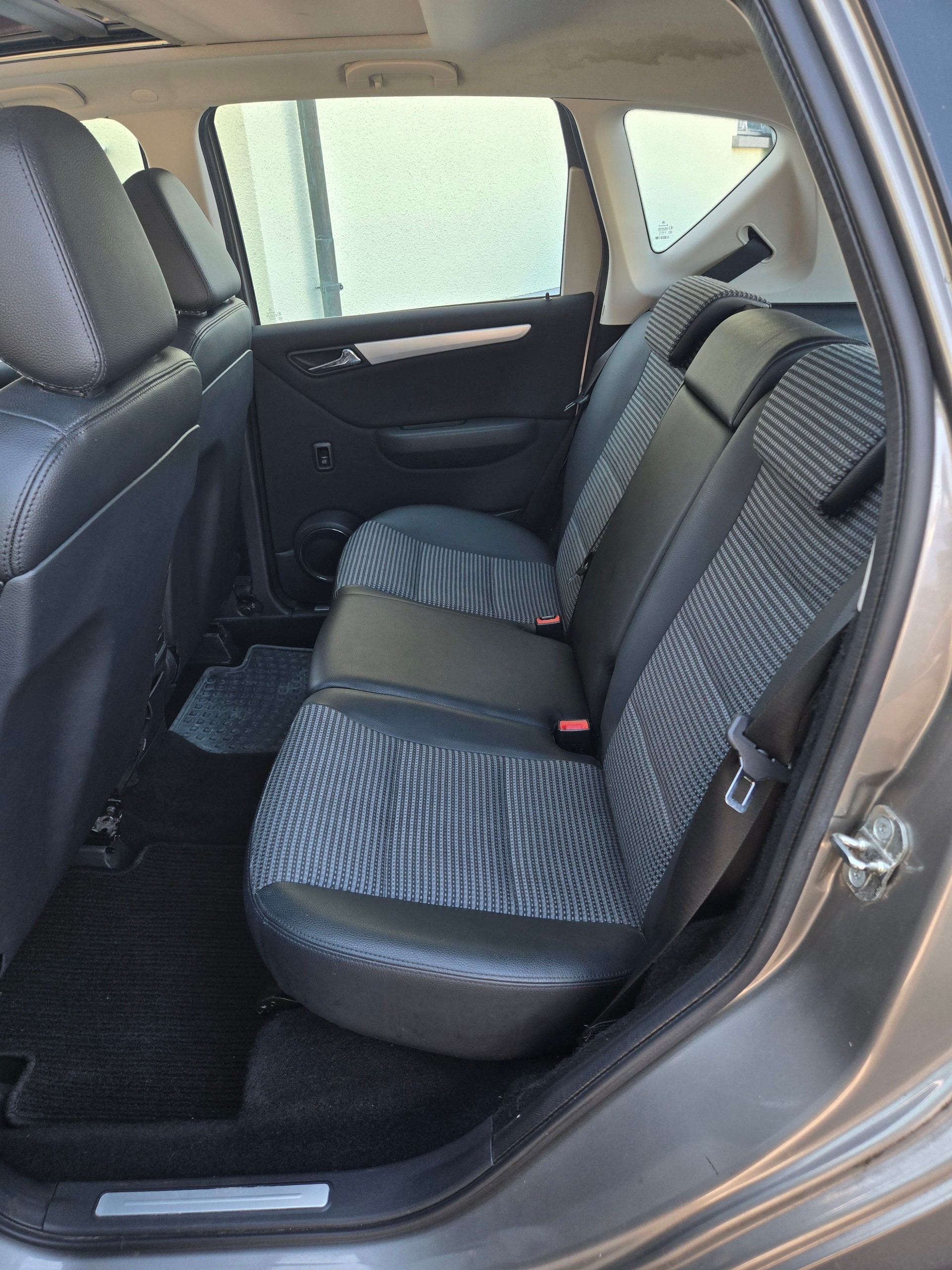 MERCEDES-BENZ A 200 Avantgarde-image-13