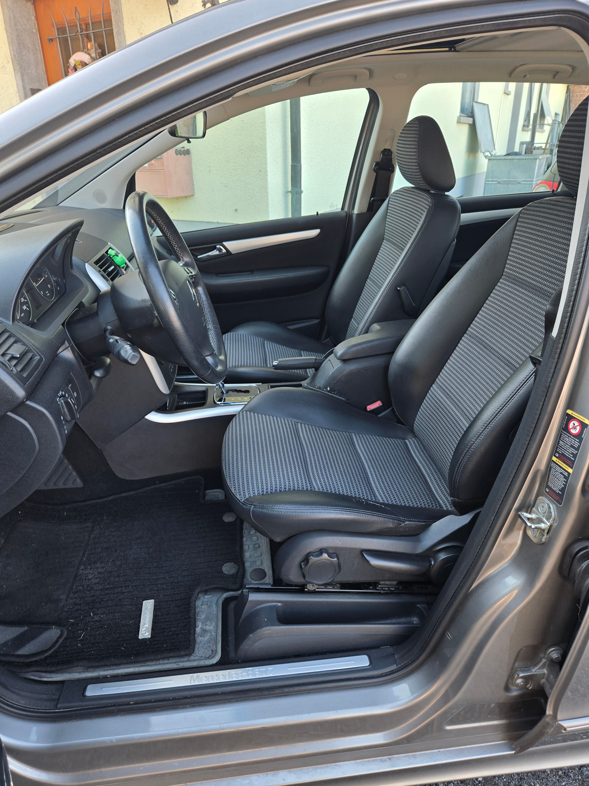 MERCEDES-BENZ A 200 Avantgarde-image-11