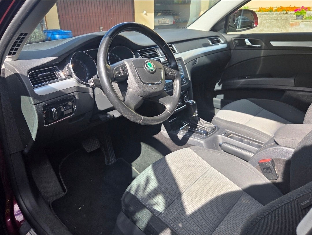 SKODA Superb Combi 2.0 TDi Ambition DSG-image-7