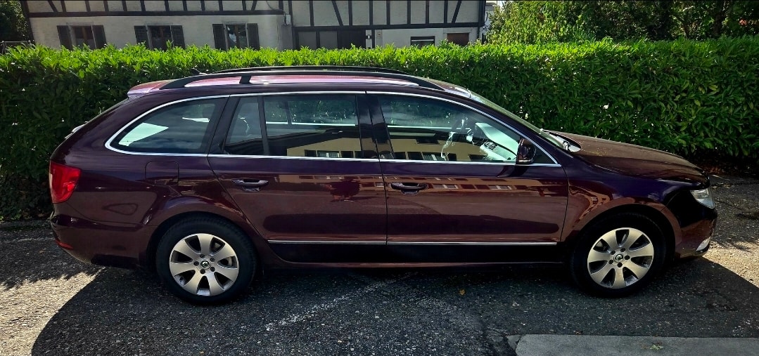 SKODA Superb Combi 2.0 TDi Ambition DSG-image-4