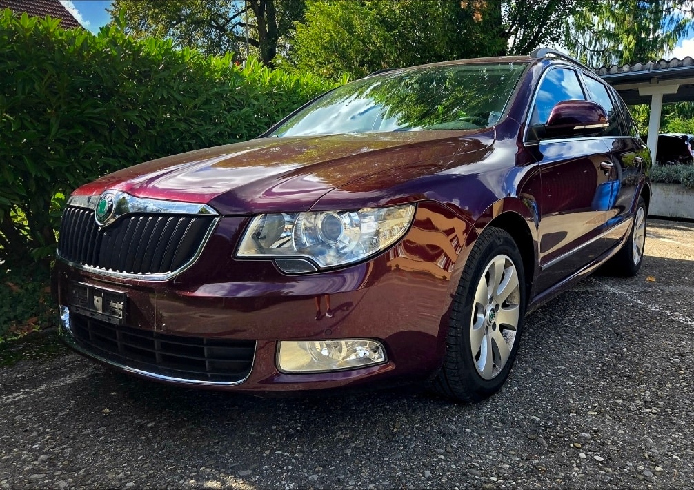 SKODA Superb Combi 2.0 TDi Ambition DSG-image-0