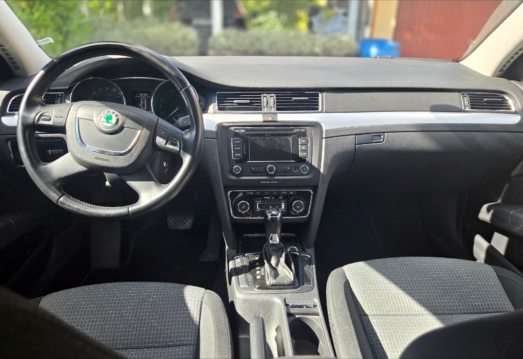 SKODA Superb Combi 2.0 TDi Ambition DSG-image-10