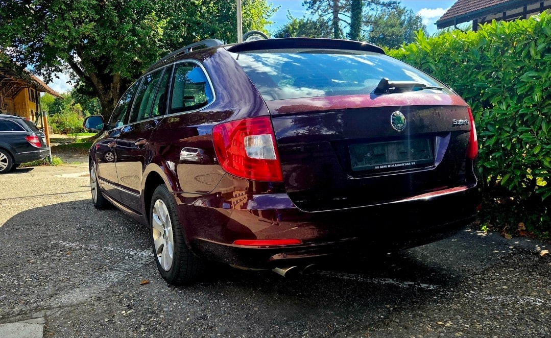 SKODA Superb Combi 2.0 TDi Ambition DSG-image-2