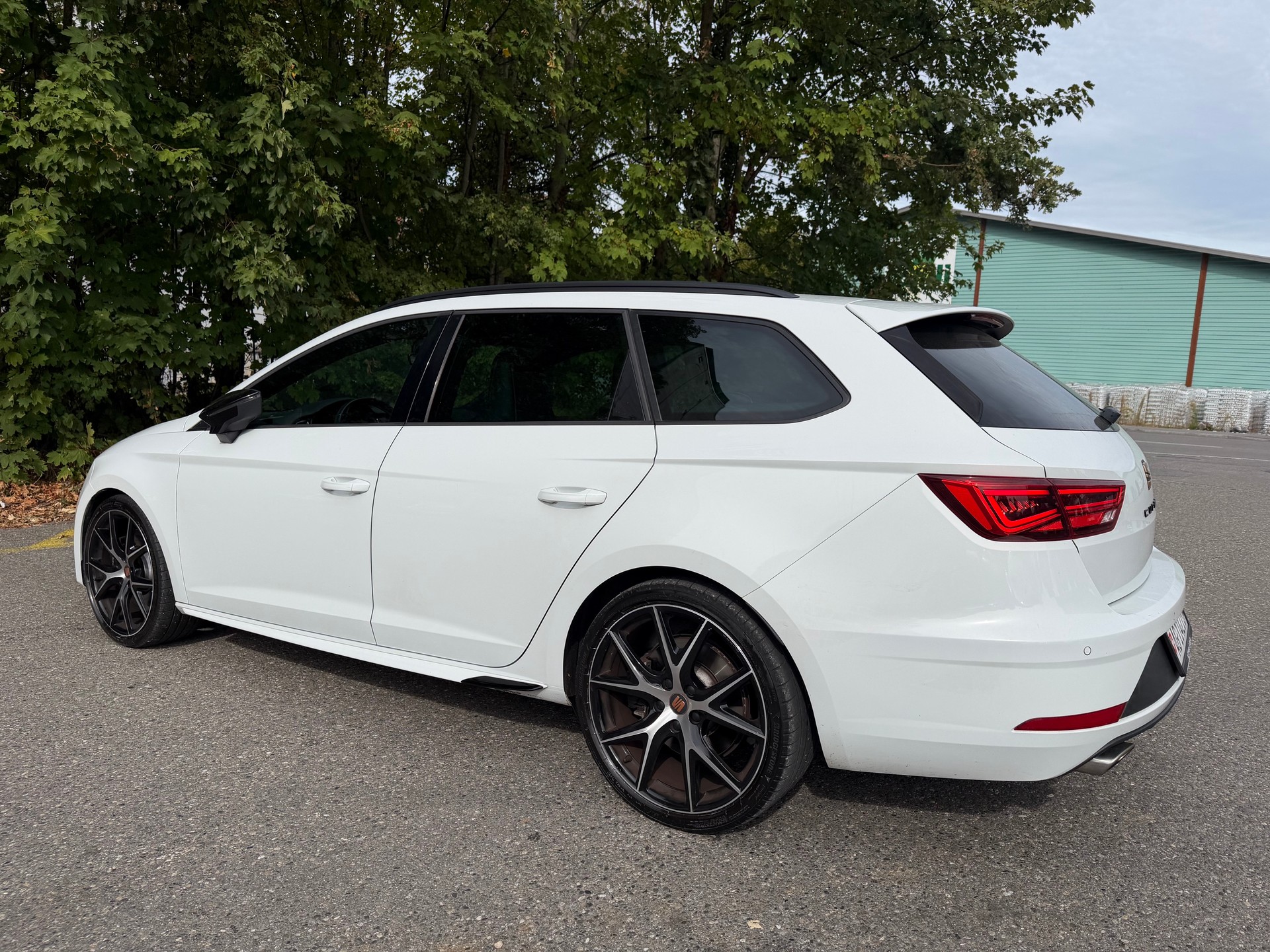 SEAT Leon ST 2.0 Eco TSI Swiss Cupra 4Drive DSG-image-2