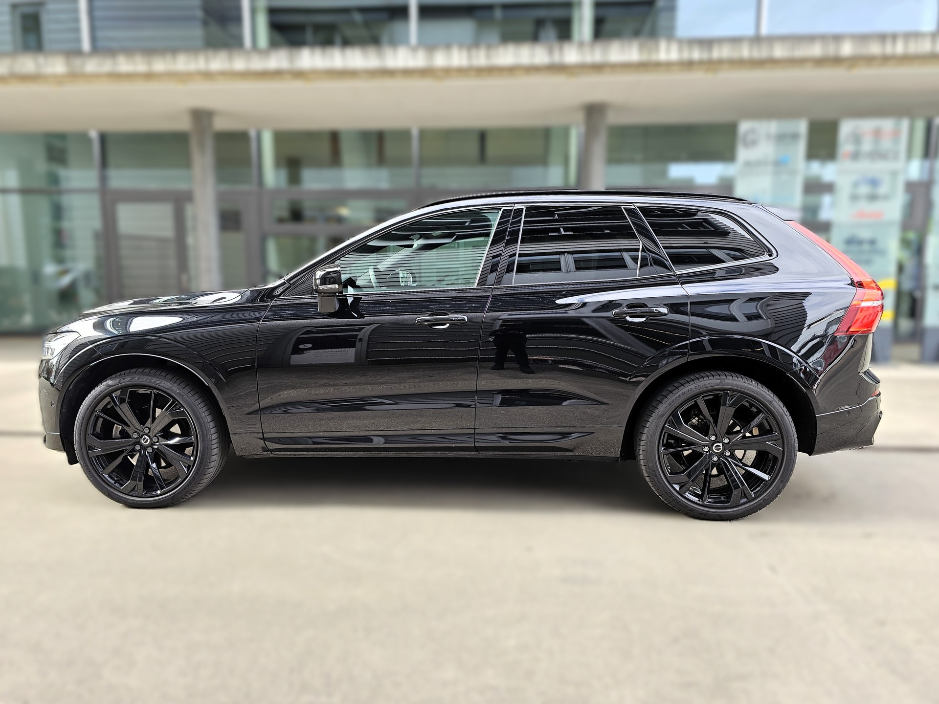 VOLVO XC60 B5 Benzin Mild Hybrid AWD Ultra Dark Geartronic-image-1