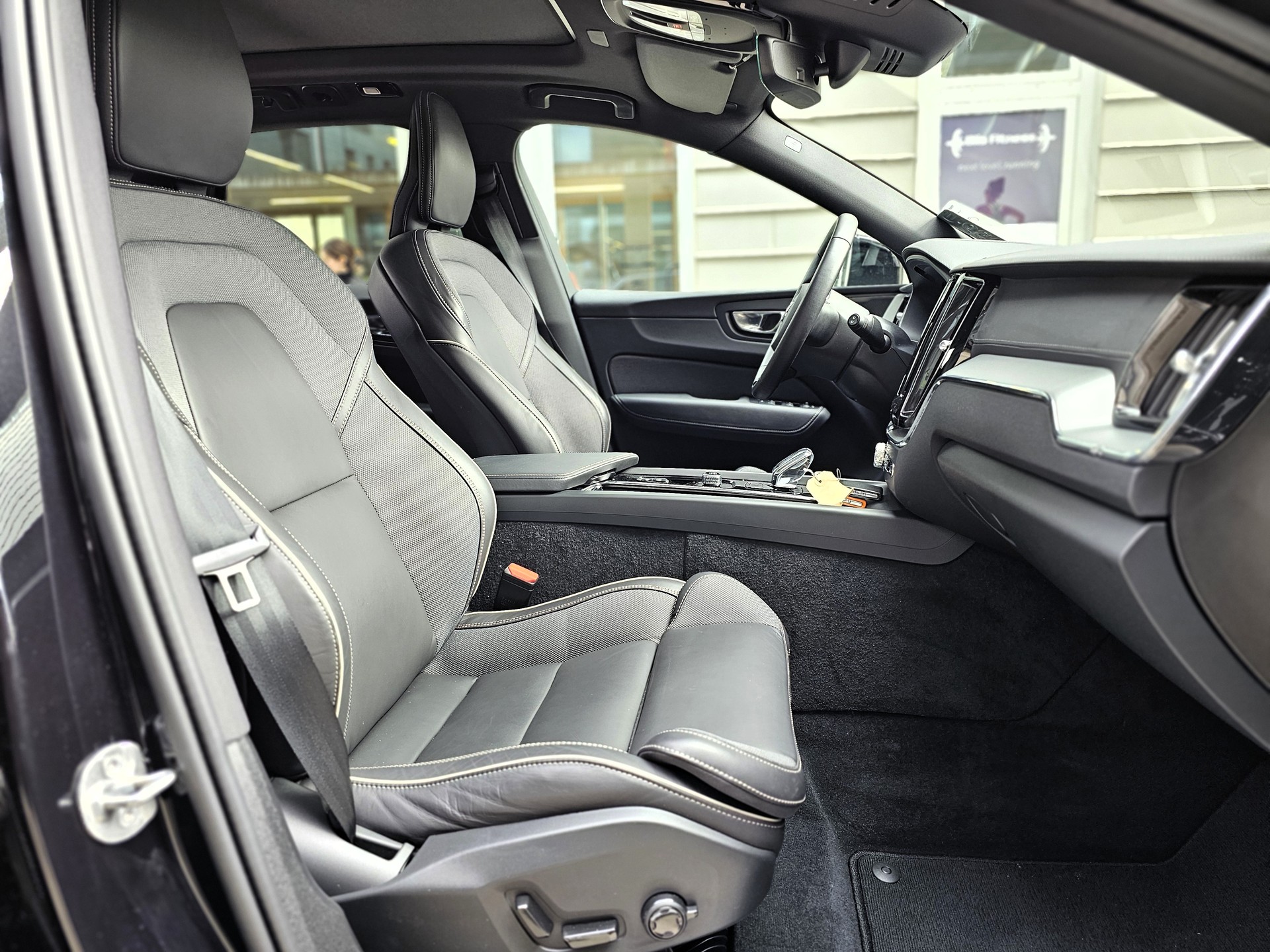VOLVO XC60 B5 Benzin Mild Hybrid AWD Ultra Dark Geartronic-image-14