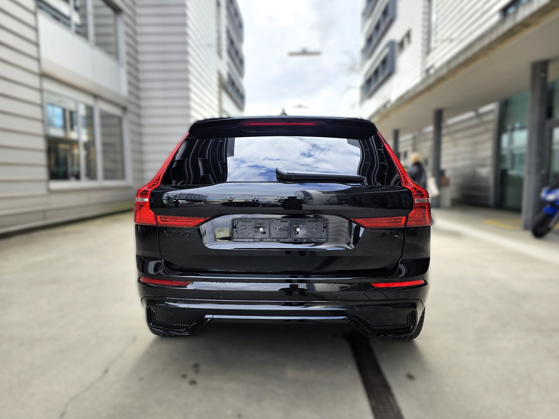 VOLVO XC60 B5 Benzin Mild Hybrid AWD Ultra Dark Geartronic-image-3