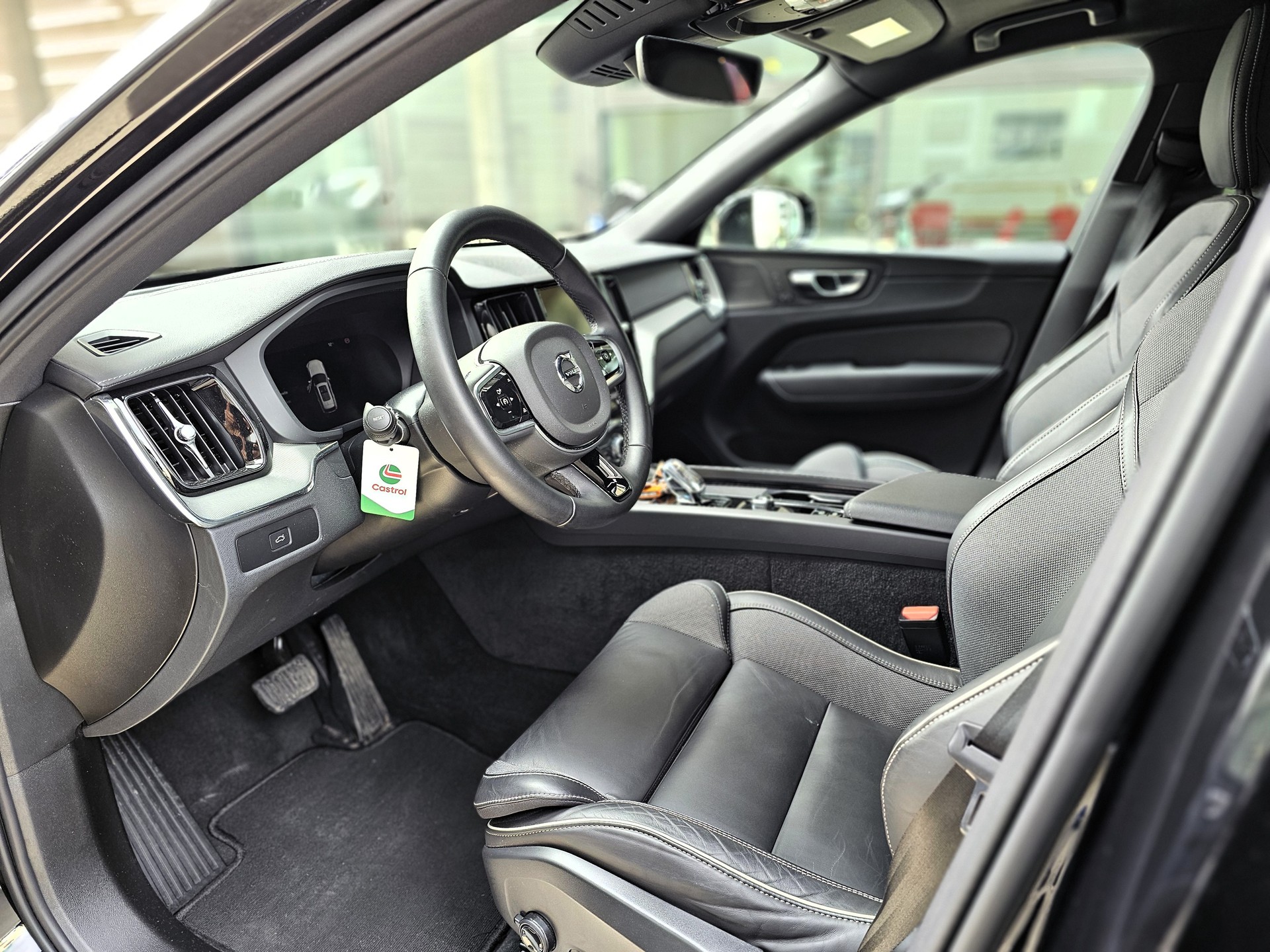 VOLVO XC60 B5 Benzin Mild Hybrid AWD Ultra Dark Geartronic-image-8