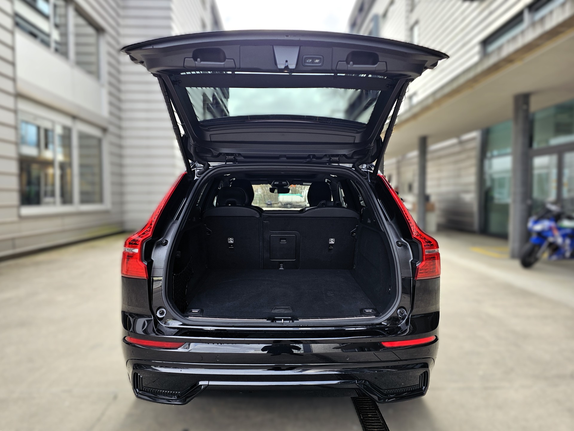 VOLVO XC60 B5 Benzin Mild Hybrid AWD Ultra Dark Geartronic-image-16