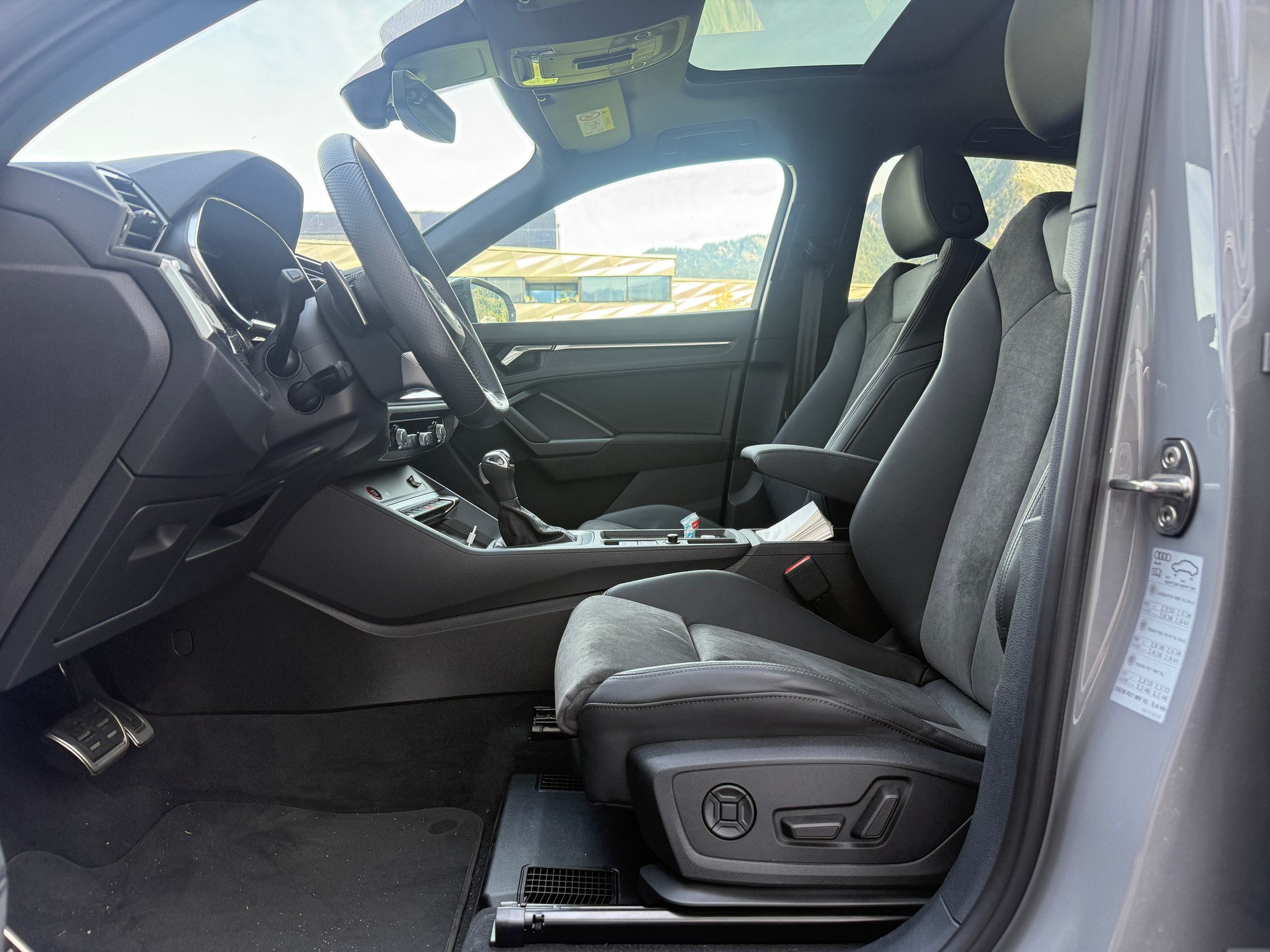 AUDI RS Q3 Sportback quattro S tronic-image-4