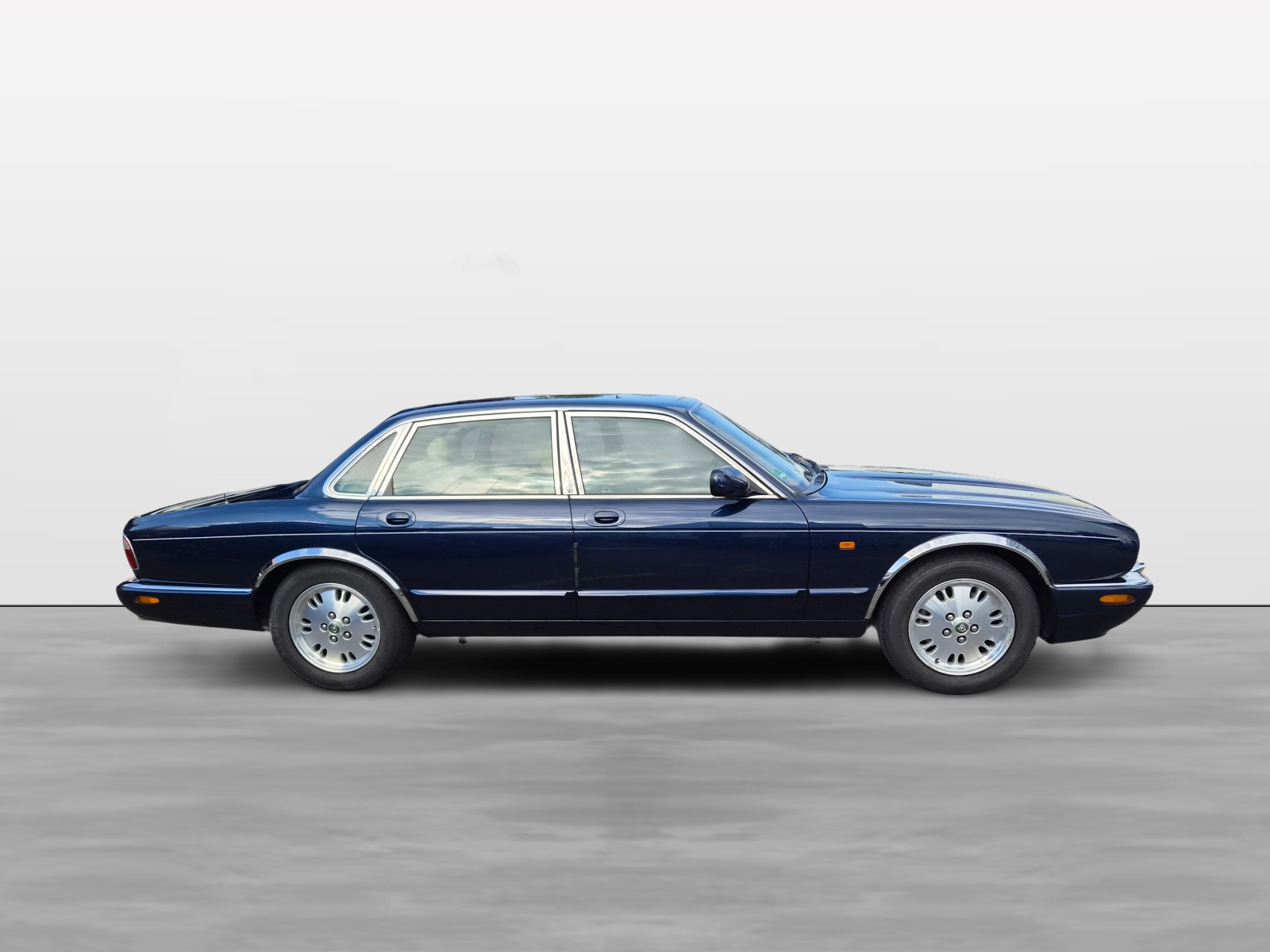 JAGUAR XJ 3.2 V8-image-1
