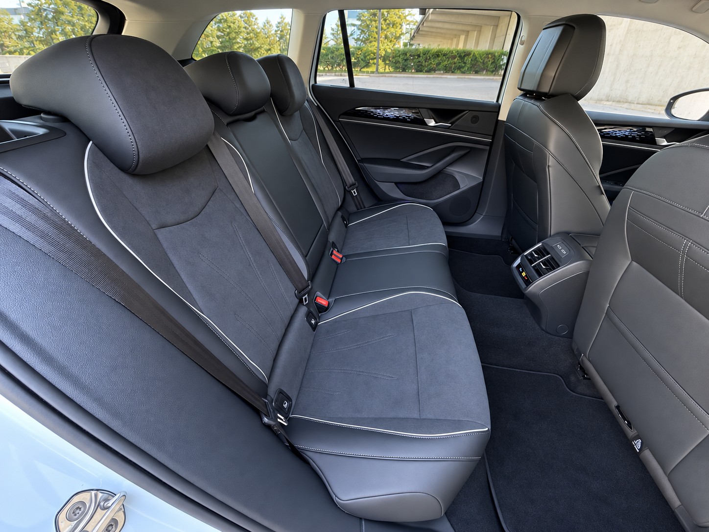 VW Passat Variant 2.0 TDI evo Elegance DSG-image-23