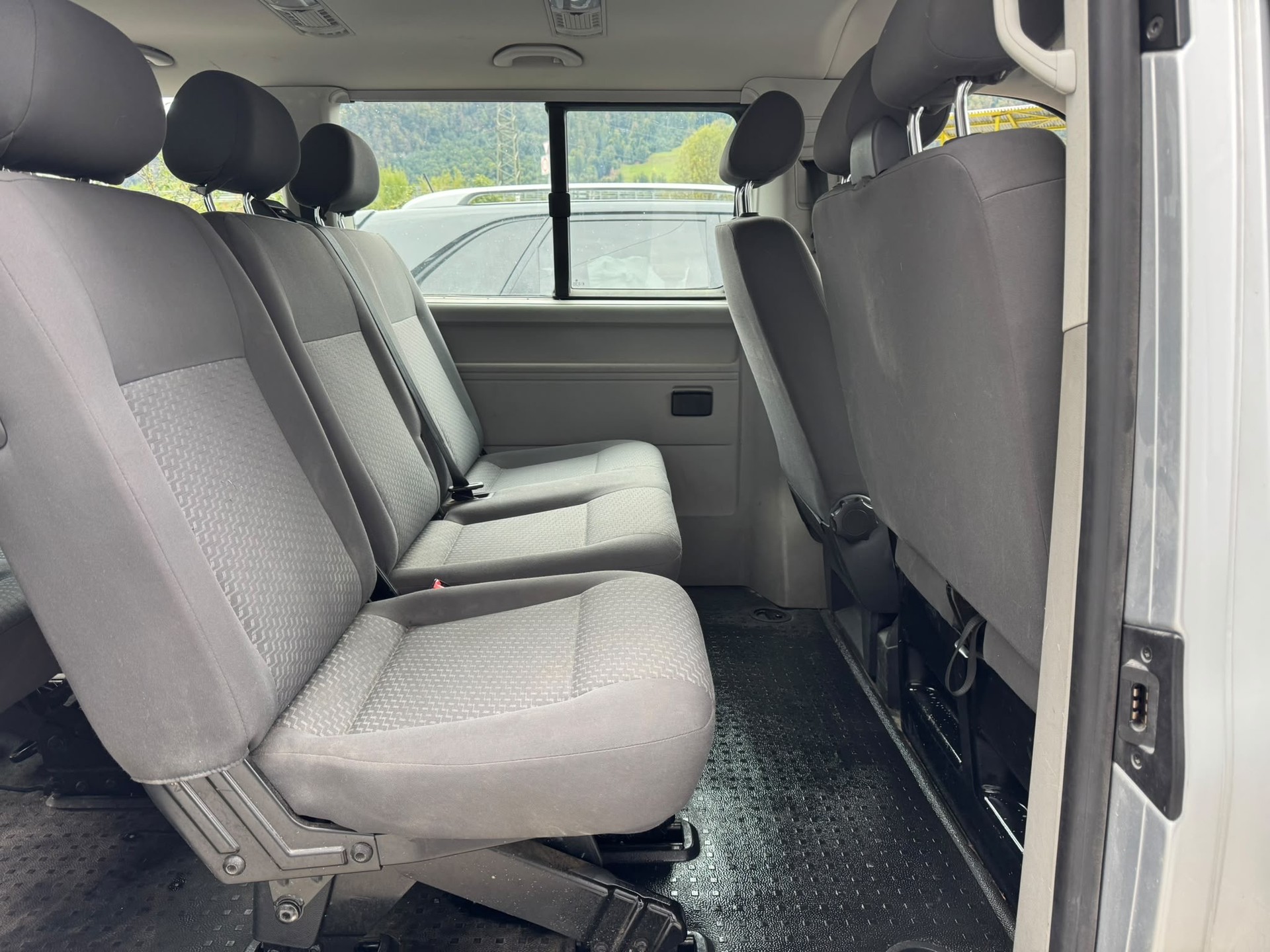 VW T5 Caravelle Trendline 2.0 TDI CR 4Motion-image-4