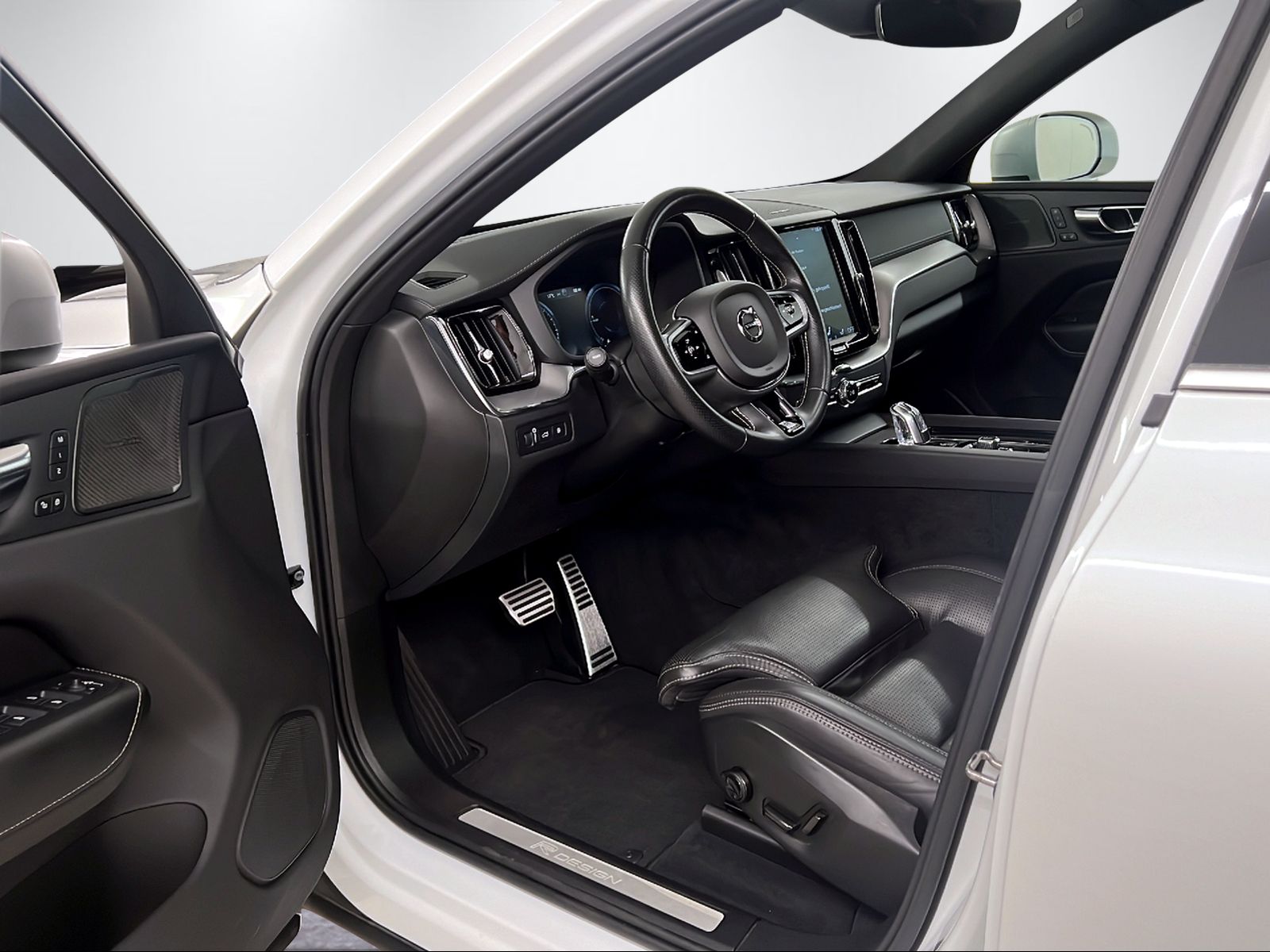 VOLVO XC60 2.0 T8 TE R-Design eAWD-image-13