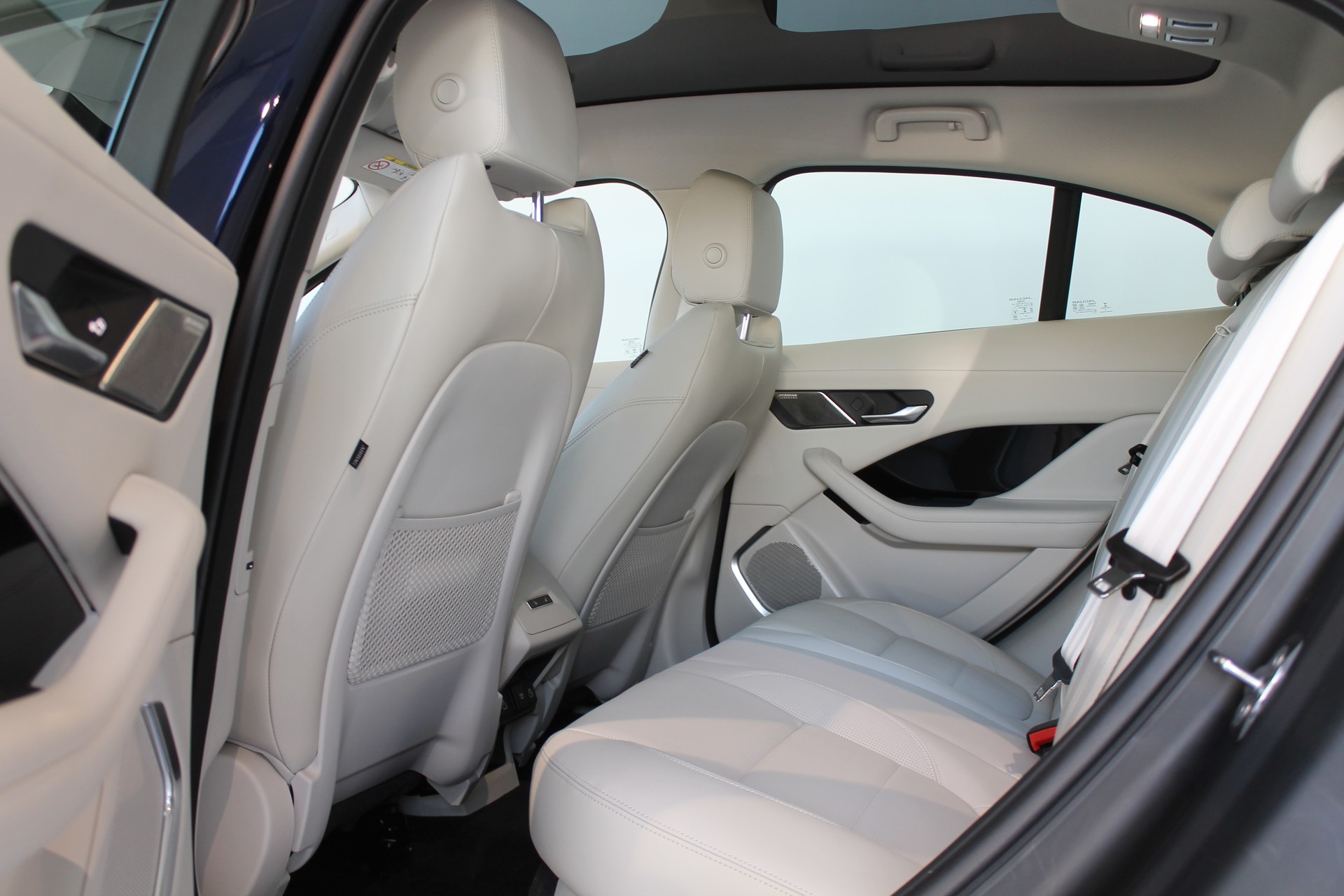 JAGUAR I-Pace EV400 HSE AWD-image-4