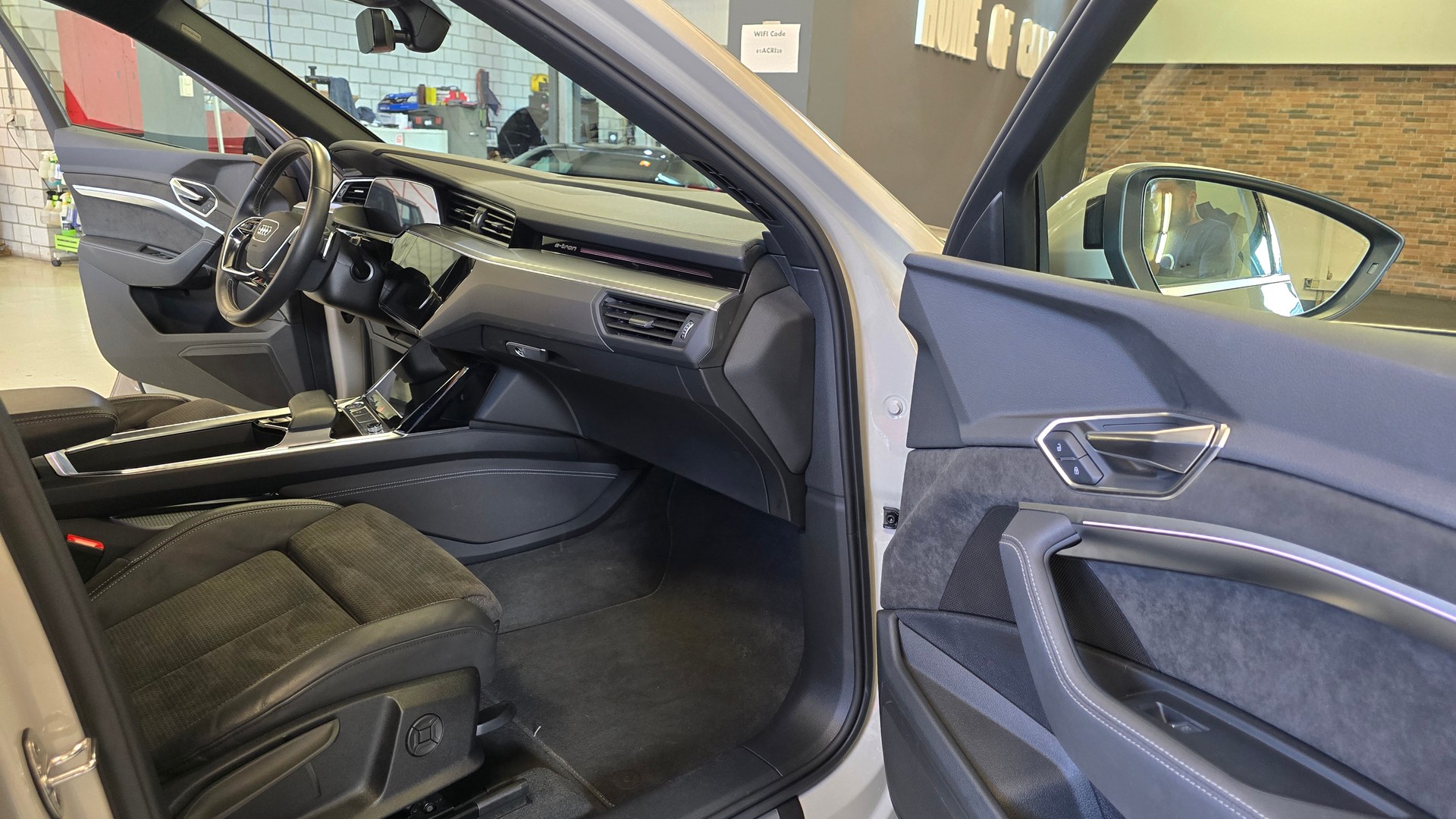AUDI e-tron 55 Advanced quattro-image-21