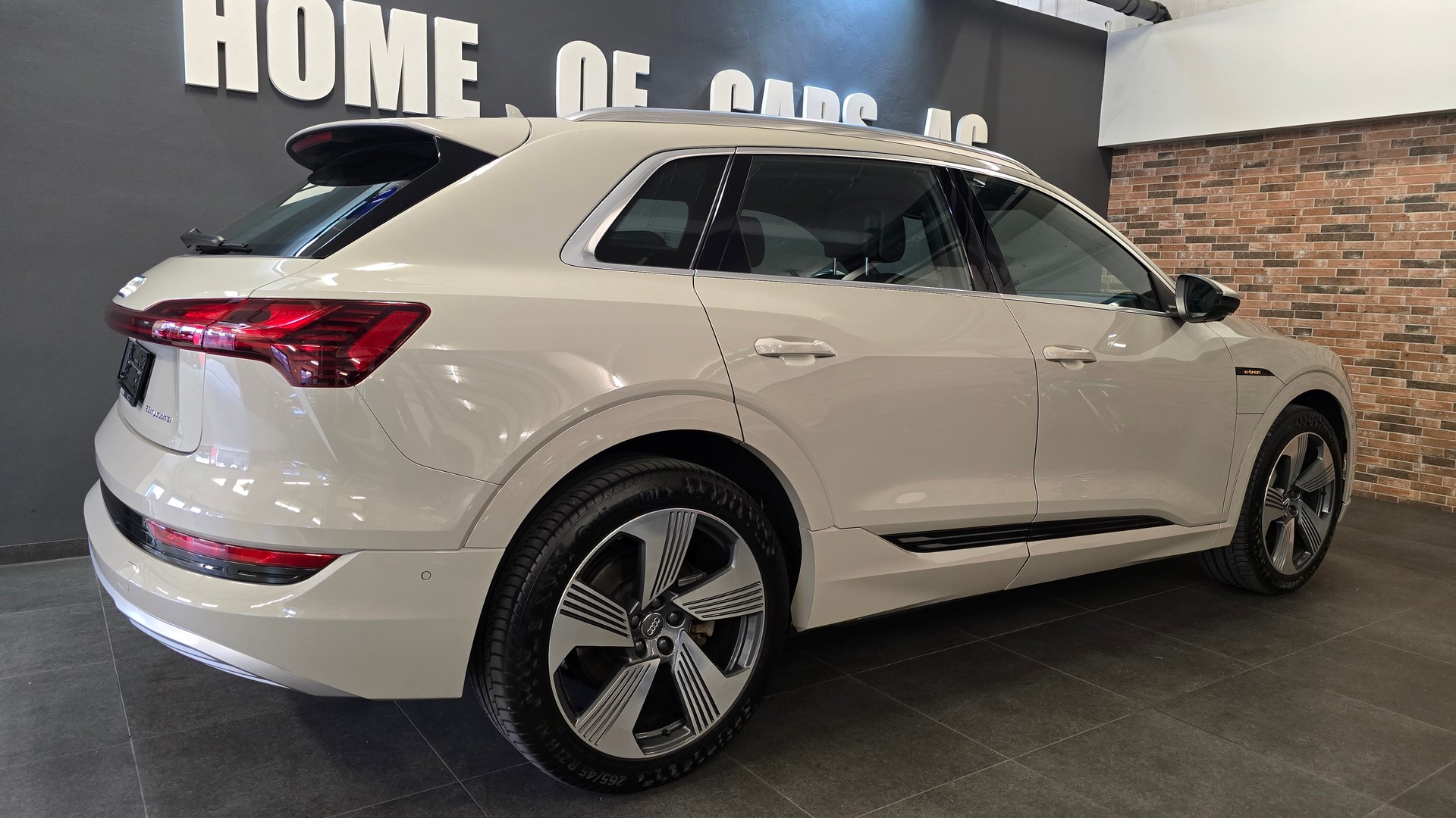 AUDI e-tron 55 Advanced quattro-image-10