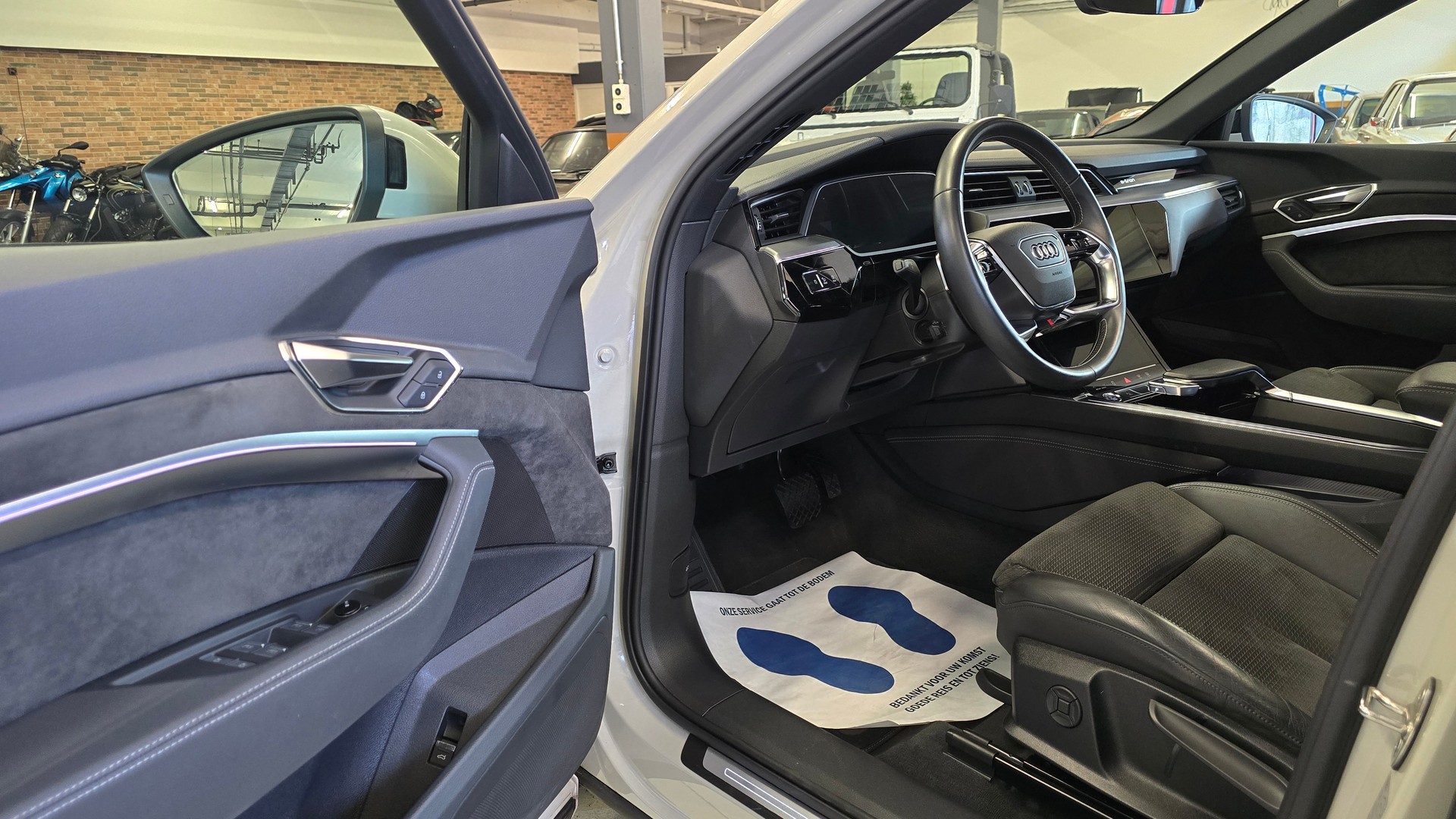 AUDI e-tron 55 Advanced quattro-image-18