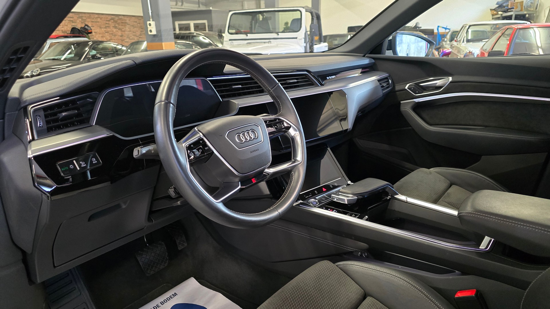 AUDI e-tron 55 Advanced quattro-image-16