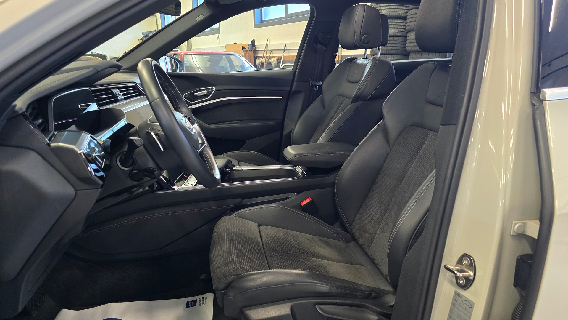 AUDI e-tron 55 Advanced quattro-image-17