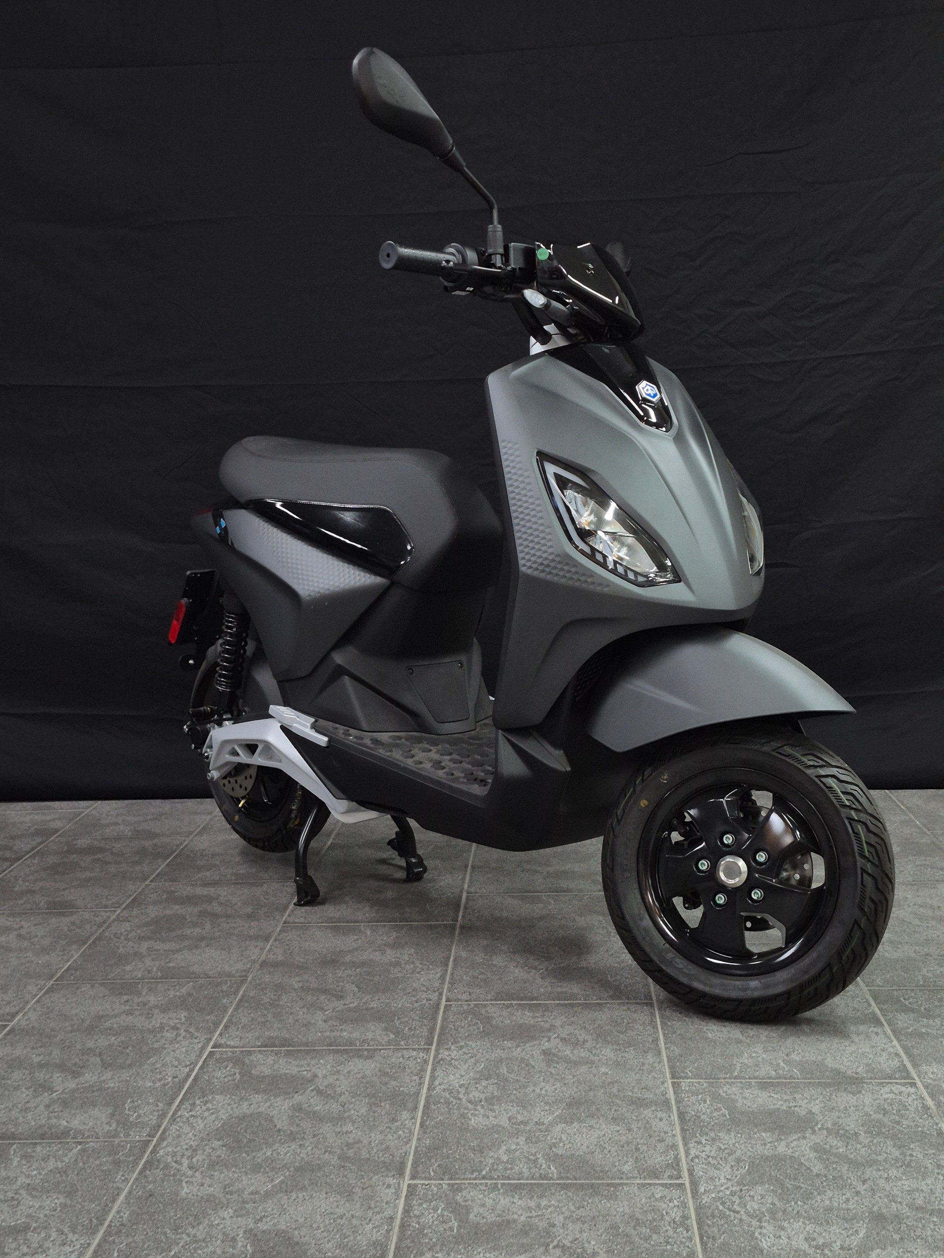 PIAGGIO Piaggio 1 Active 60km/h Full Electric-showroom-element-1