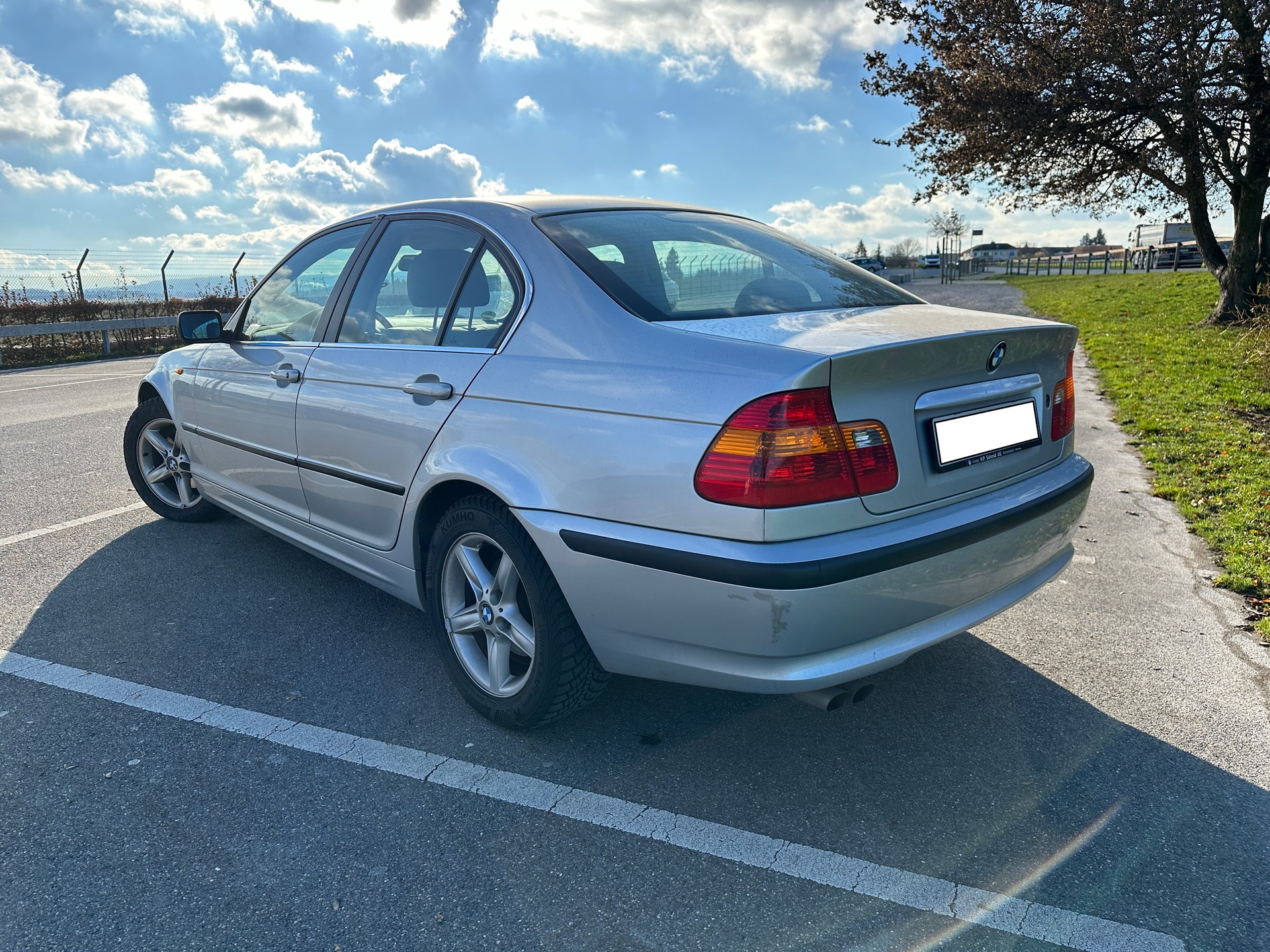 BMW 320i-image-2